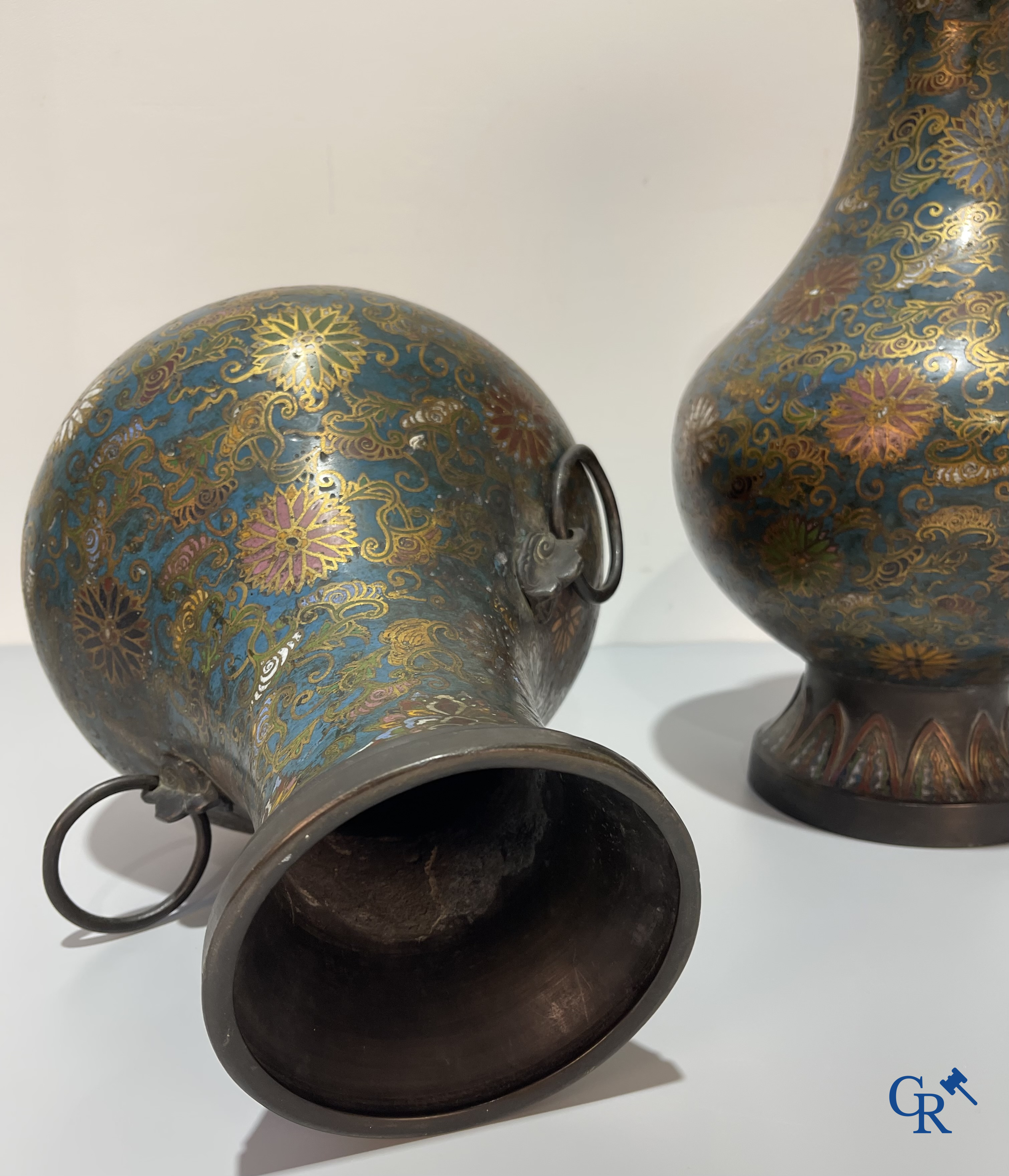 Asian Art, a pair of Chinese vases in cloisonné. Marked.