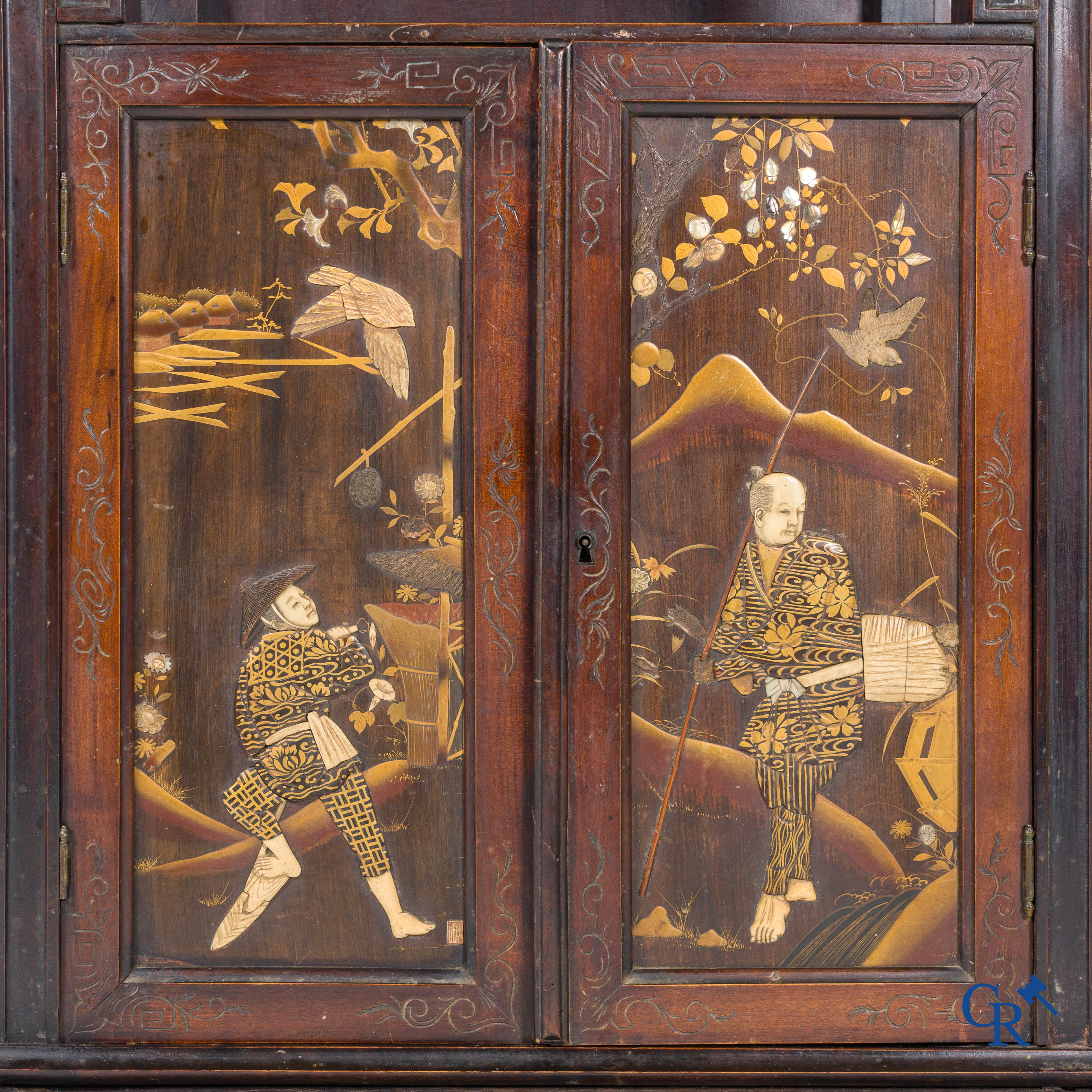 In de stijl van Gabriël Viardot, een meubel in Japanse stijl met inlegwerk en Japanse lak panelen. Eind 19e eeuw.