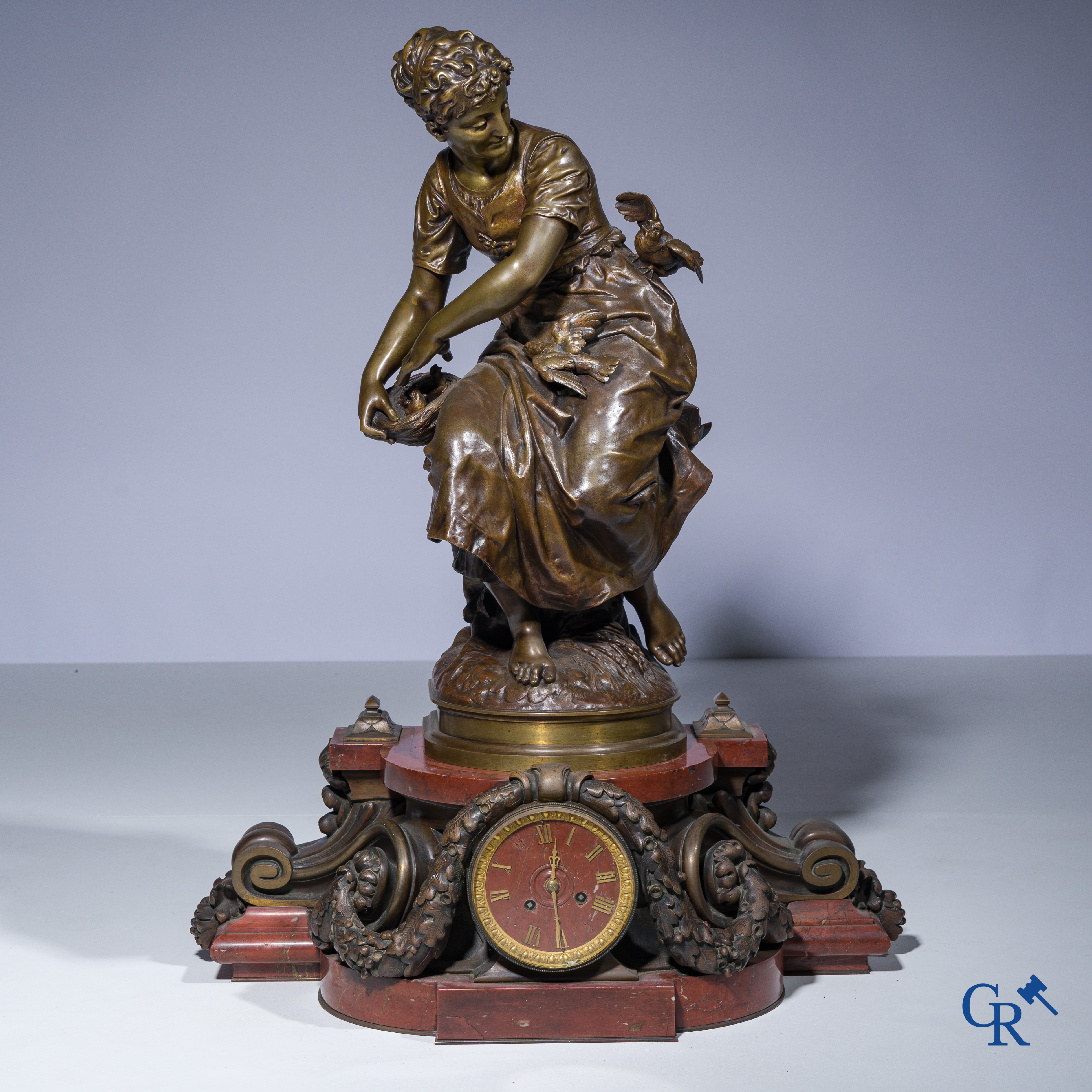 Pierre Louis Détrier (1822-1897) Een imposante pendule in brons en rood geaderde marmer. 19de eeuw.