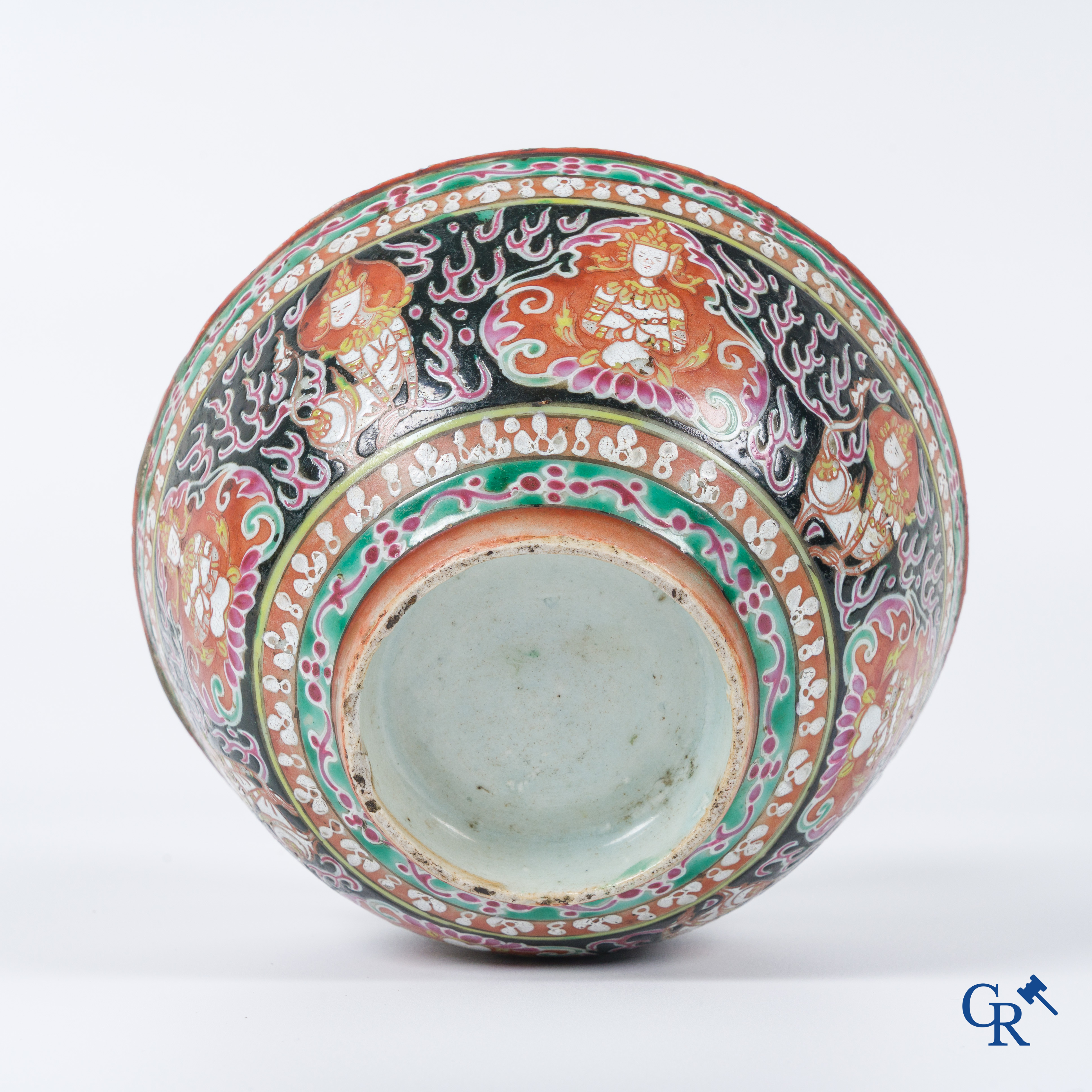 Een Chinese kom in Bencharong porselein. 19de eeuw.