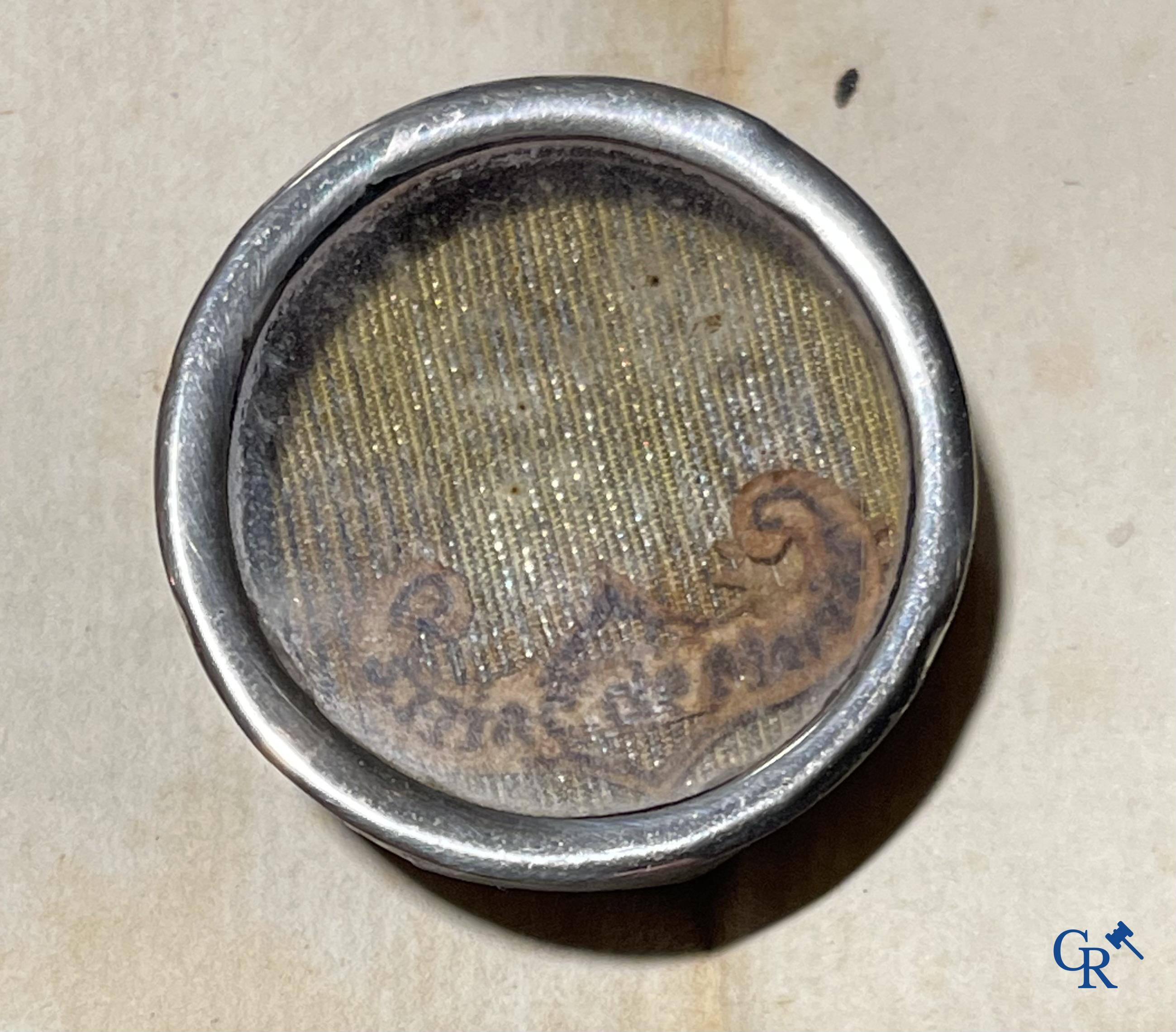 Objets religieux, un lot de 4 thecas scellés qui contiennent ensemble 23 reliques et plusieurs cedulas.