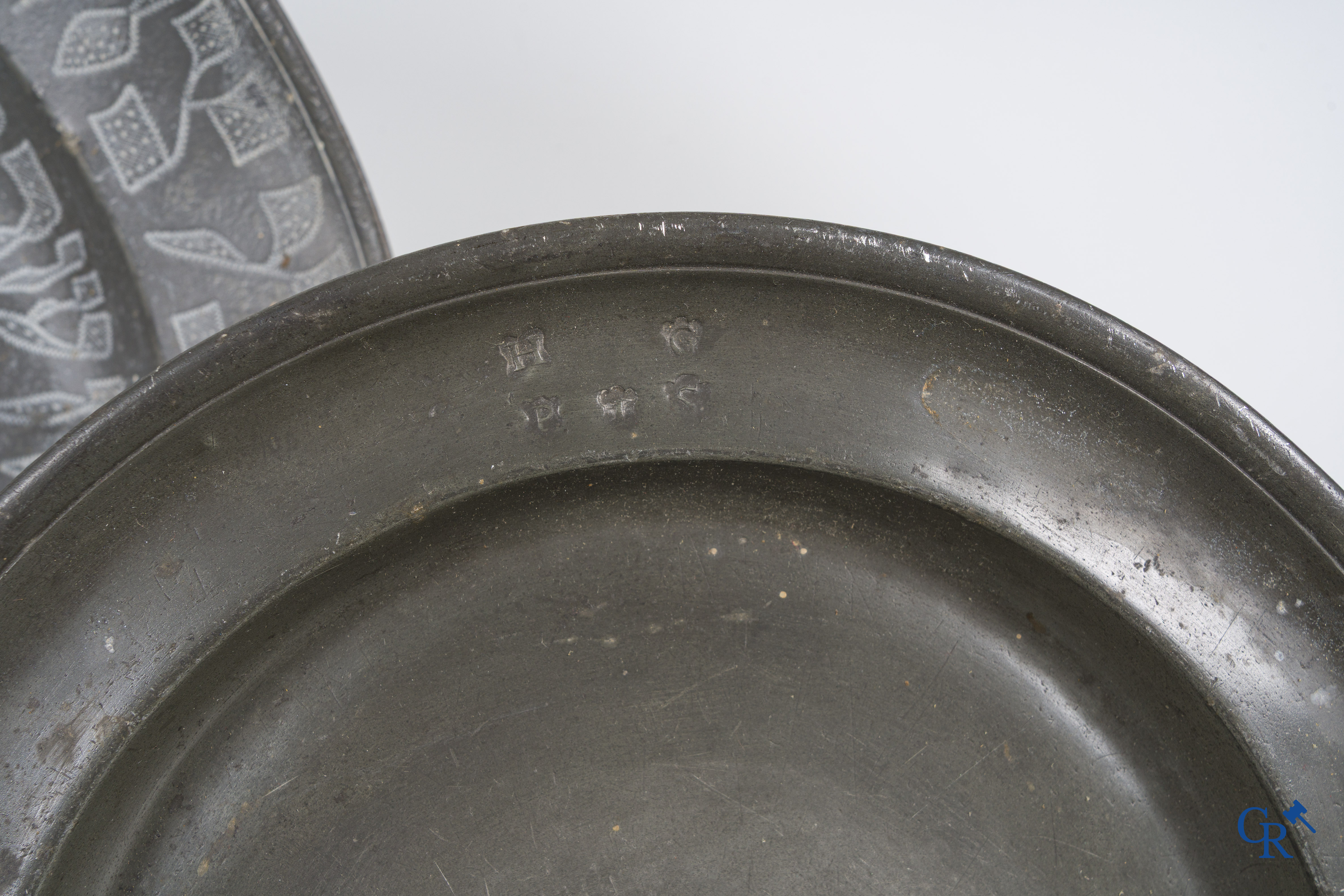 Een groot lot antieke tinnen schotels, waaronder een zeldzame scheerkom. 18e-19e eeuw.