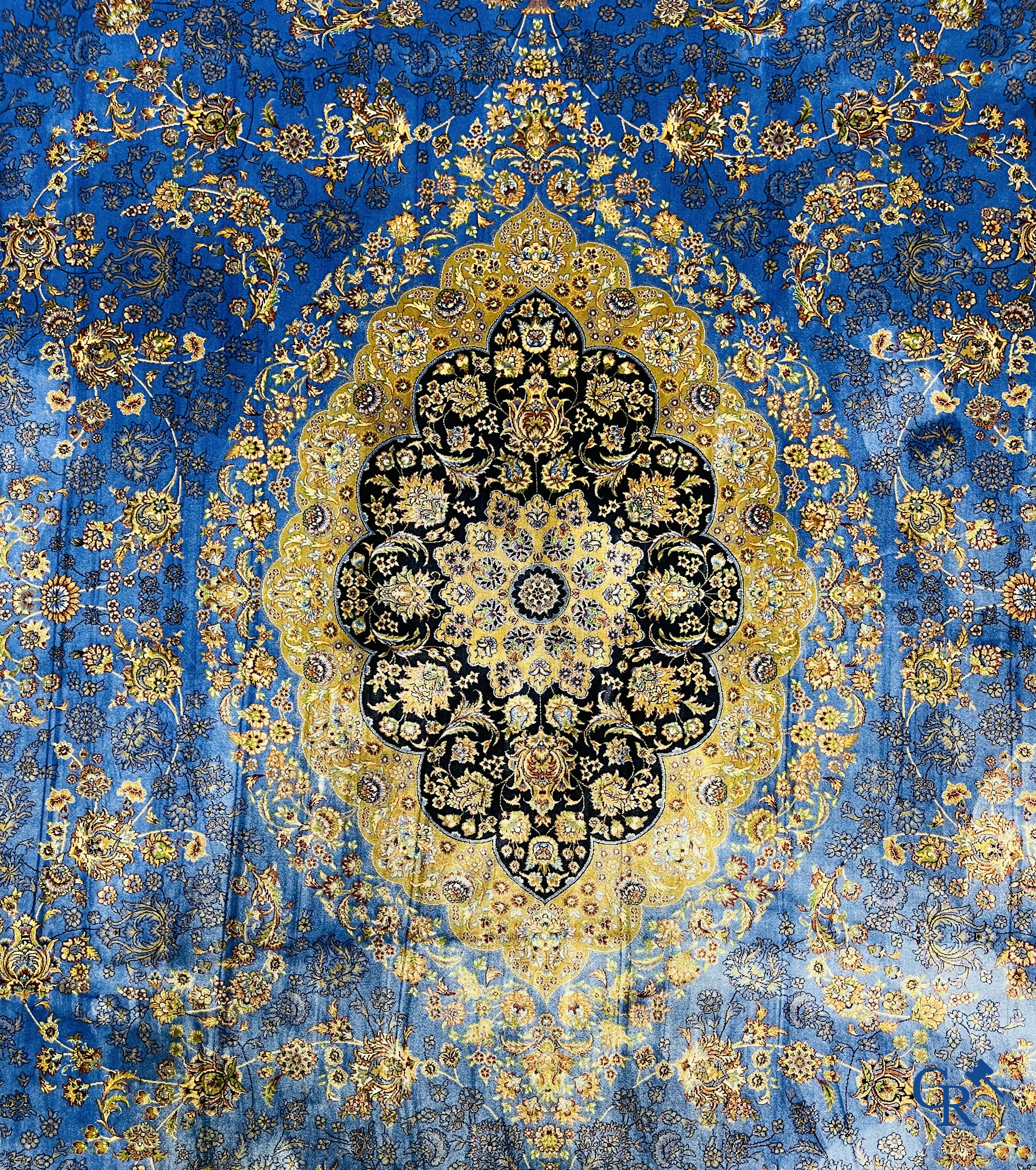 Tapijten. Uitzonderlijk tapijt in zijde met floraal decor op een blauwe achtergrond.