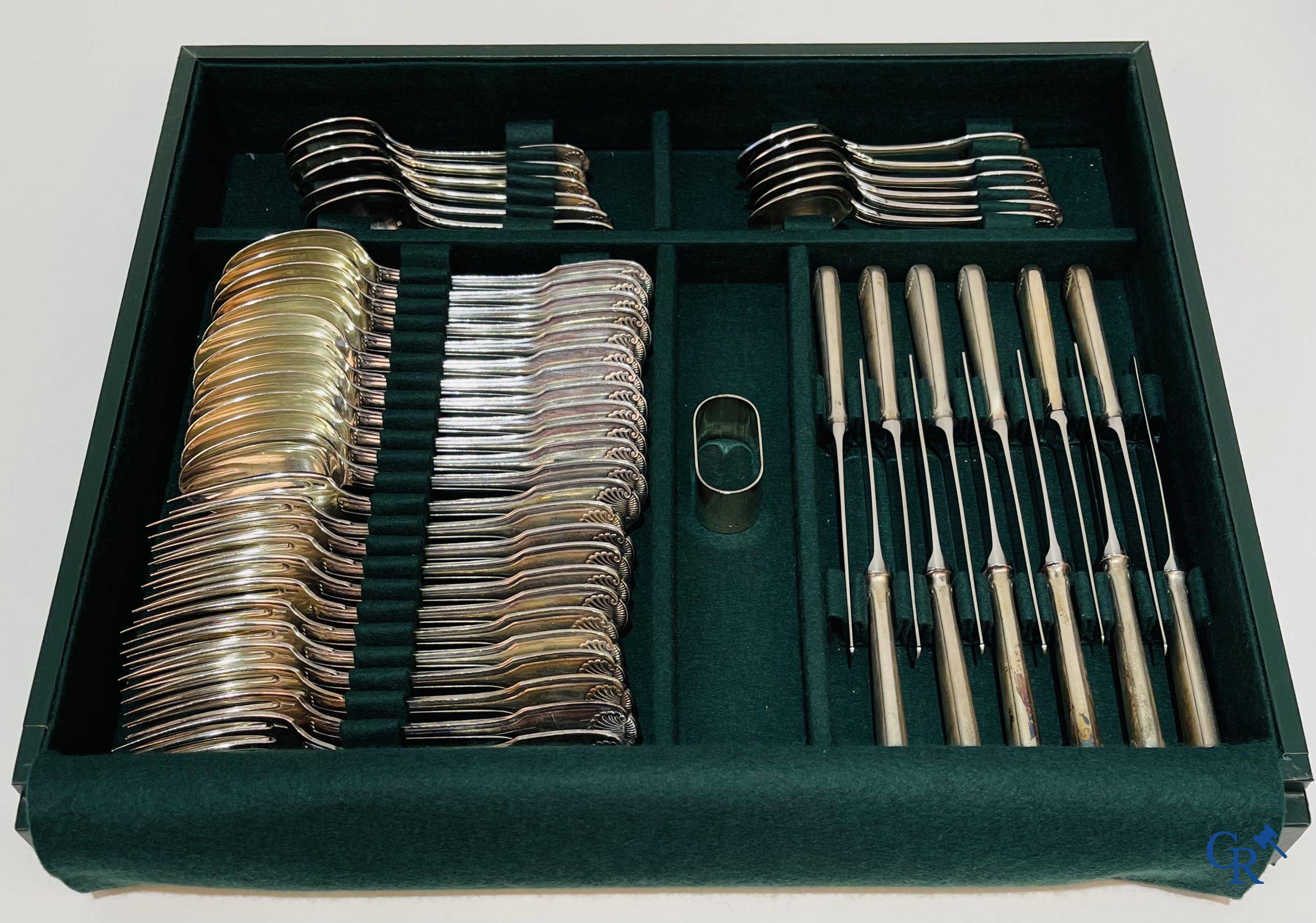 Christofle: une boîte à couverts de 155 pièces modèle Vendôme dans sa boîte de rangement d'origine.