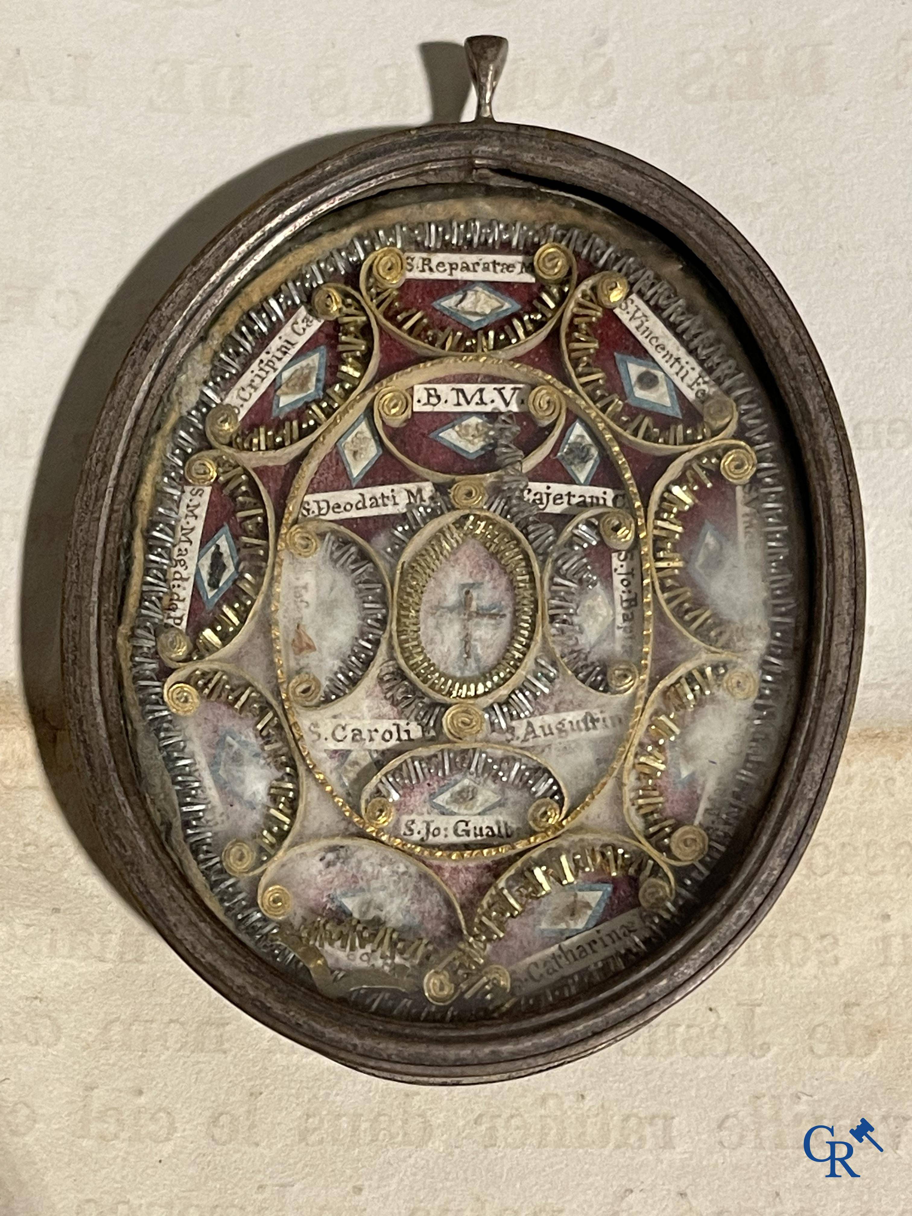 Objets religieux, un lot de 4 thecas scellés qui contiennent ensemble 23 reliques et plusieurs cedulas.