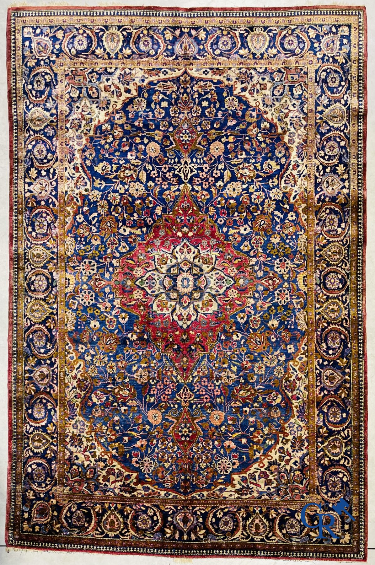 Tapis: Ancien tapis en soie, décor floral.
