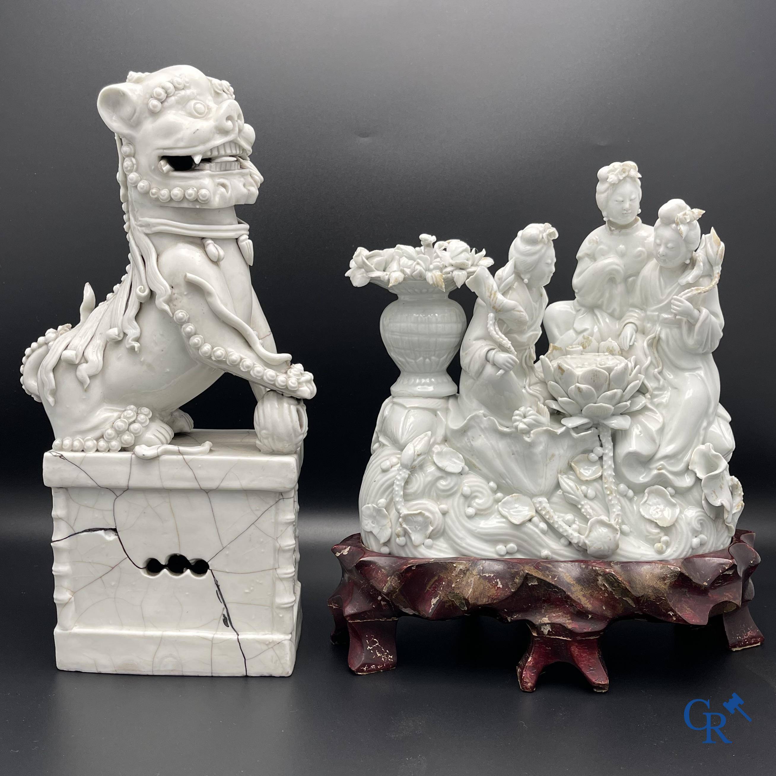 Porcelaine chinoise: Un lion bouddhiste et un groupe en blanc de Chine.