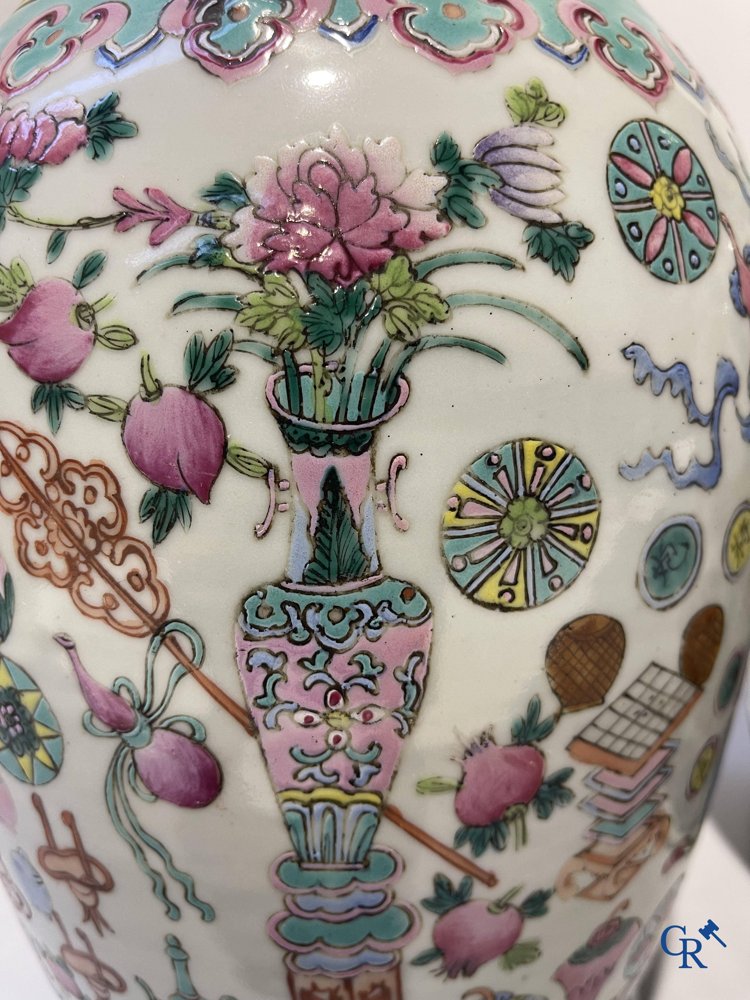 Art Asiatique, porcelaine chinoise. Une paire de vases chinois avec un décor d'antiquités. 19ème siècle.