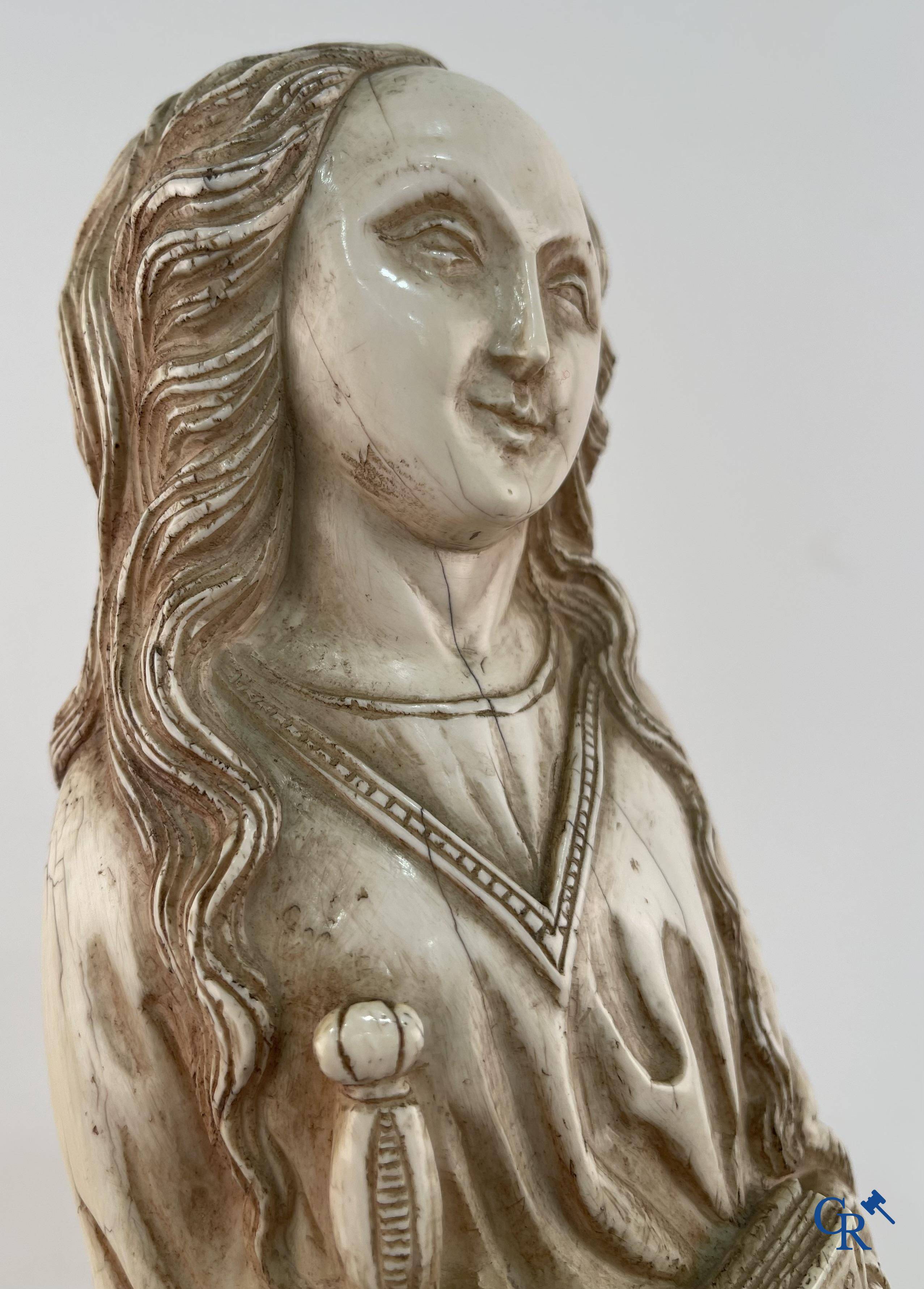 Représentation en ivoire de Sainte Catherine avec l'empereur Maxence sur un piédestal néo-gothique en bois. 