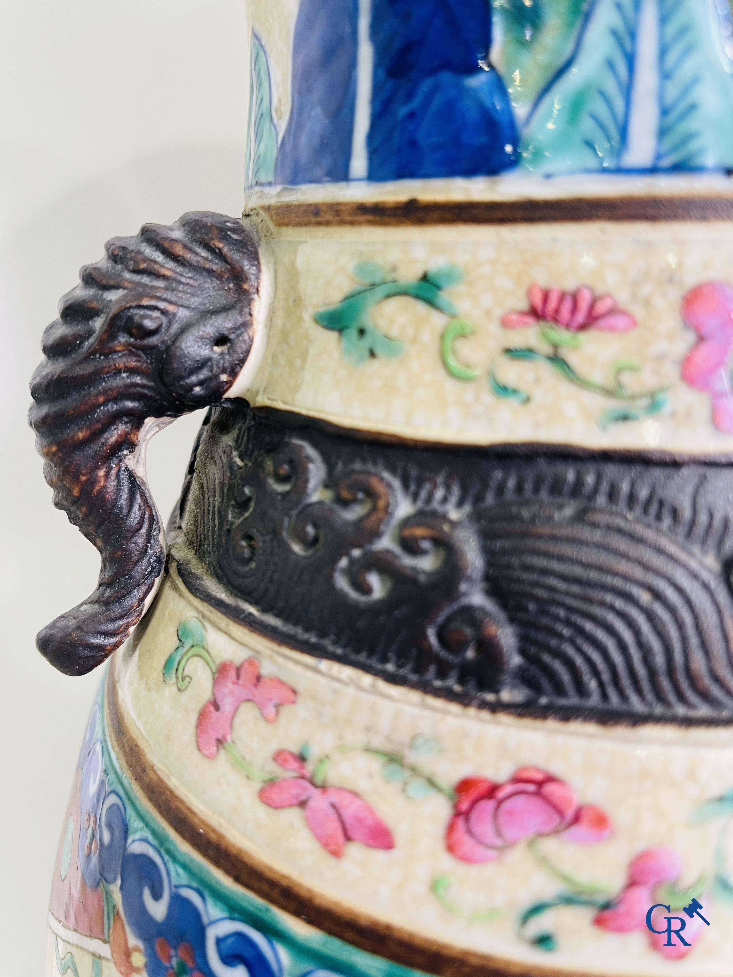 Art Asiatique : Une paire de vases Nanking Chinois décor famille rose.