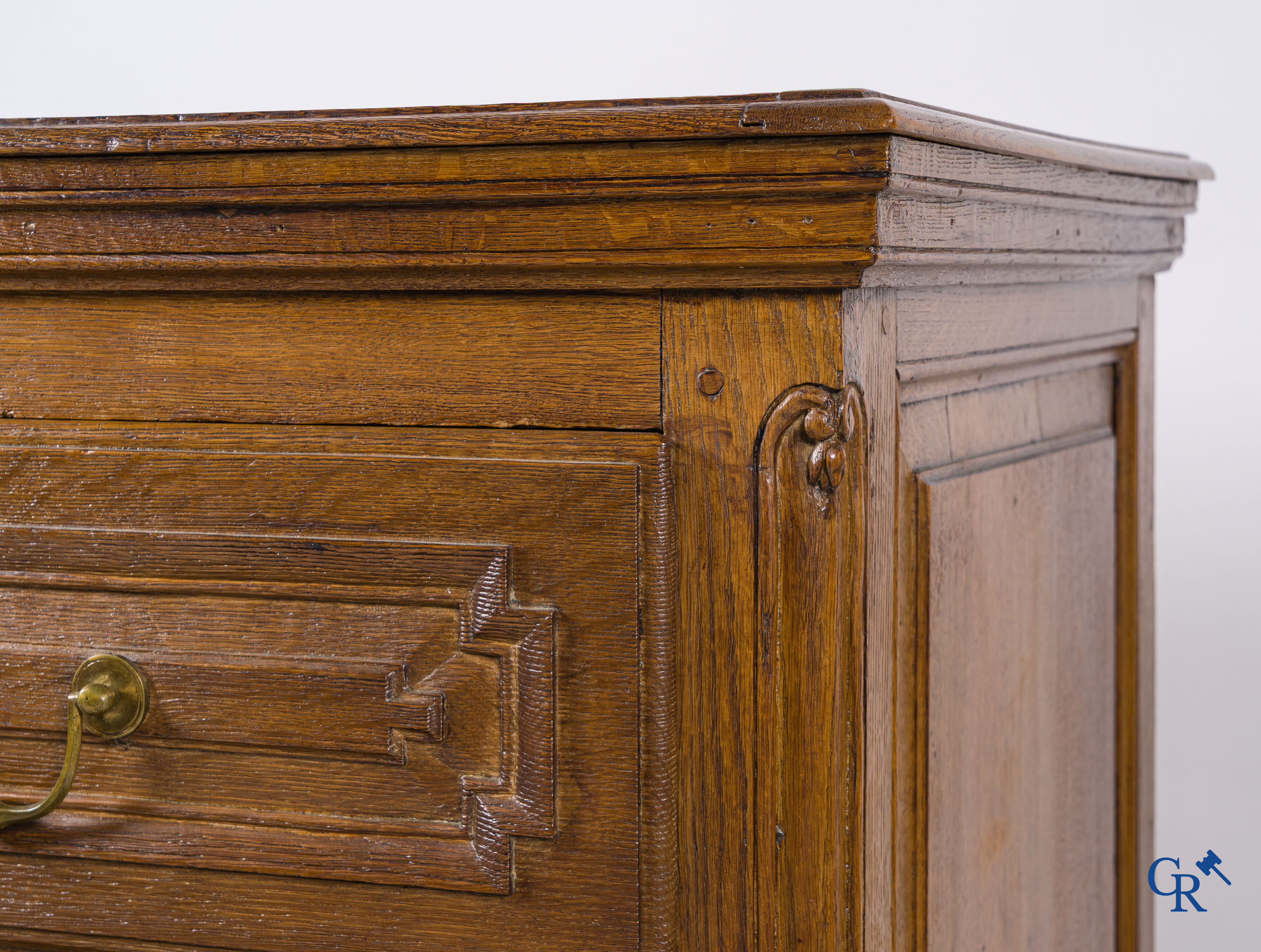 An early 19th century decorative chest of drawers in oak with 3 drawers and a secret in the bottom drawer.