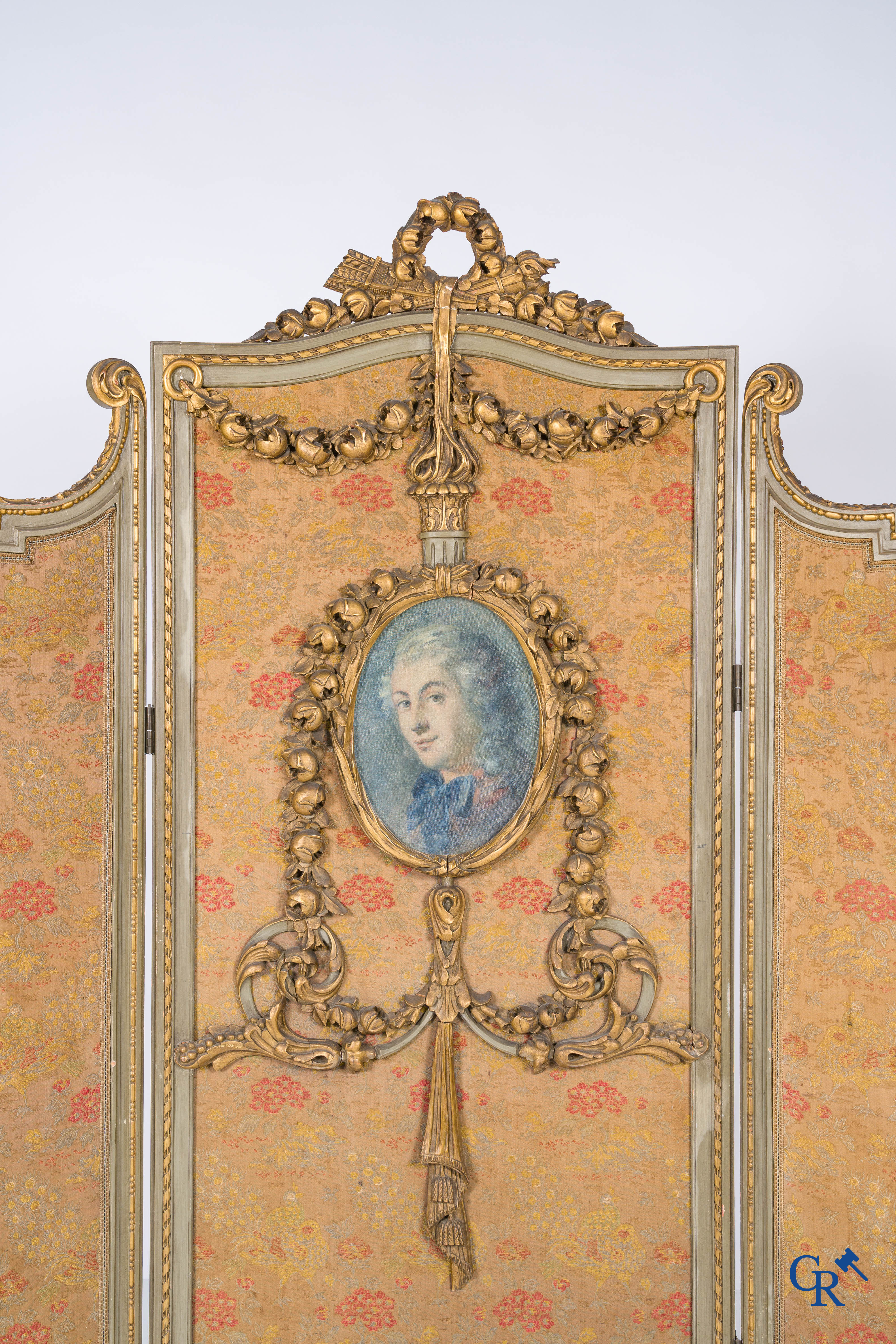 Uitzonderlijk hout gesculpteerd kamerscherm met een medaillon in LXVI-stijl. Circa 1920.