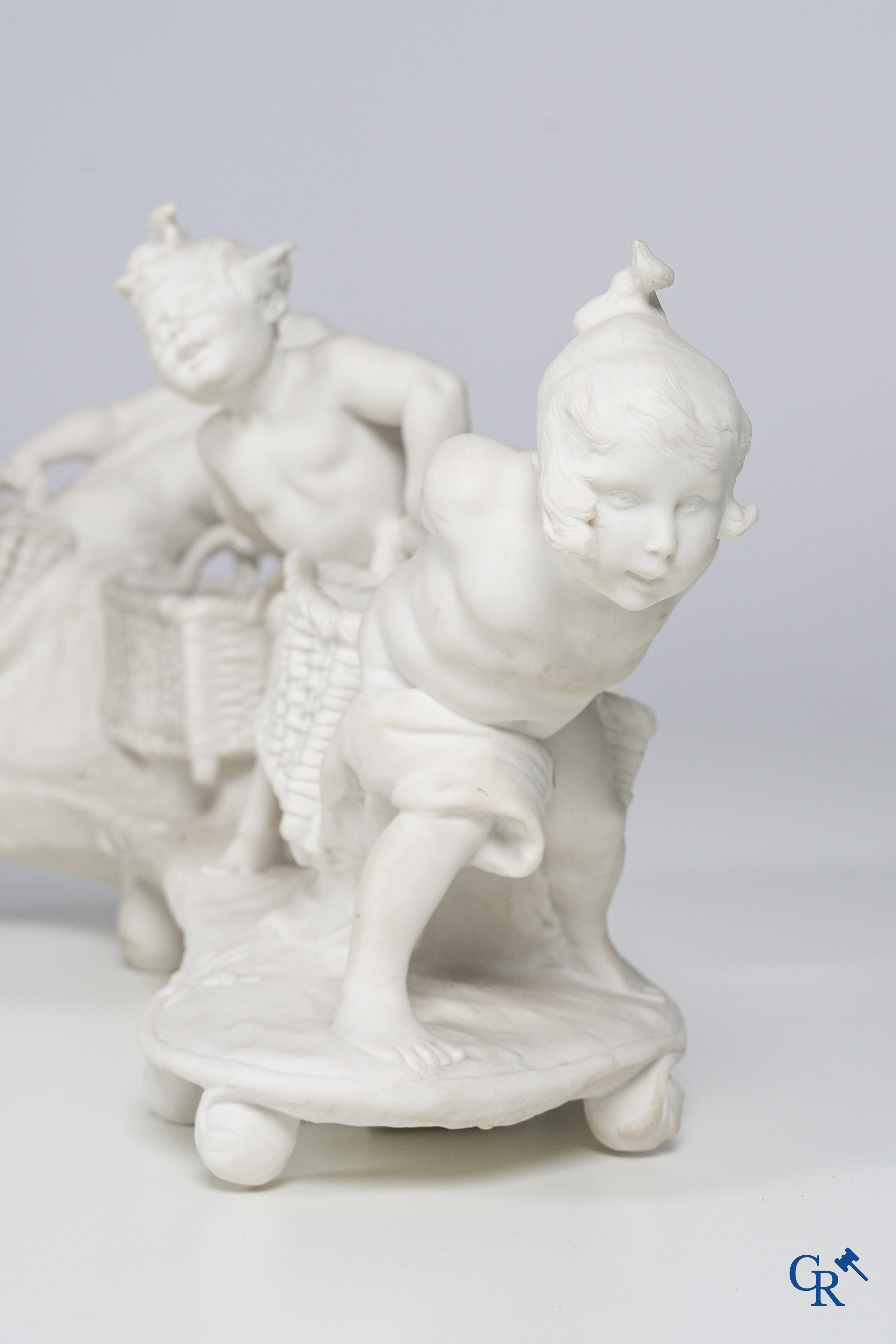 Jules Cheret (1836-1932) & Manufacture de Sèvres. Uitzonderlijk 3-delige Milieu de table, "Farandole d'amours".