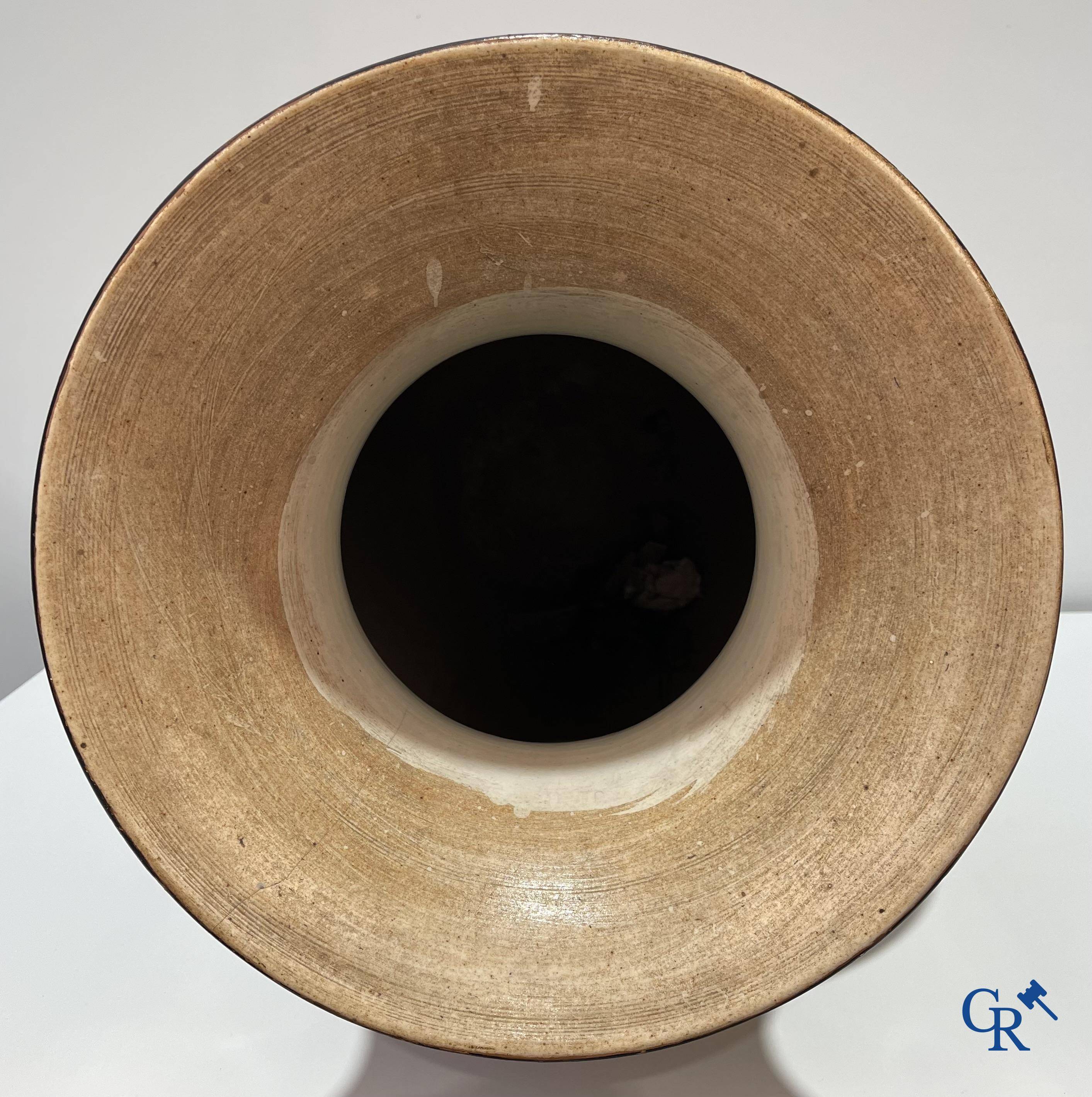 Aziatica, een imposante Japanse porseleinen vaas met rood, verguld en zwarte lak. Meiji periode. 19e eeuw.