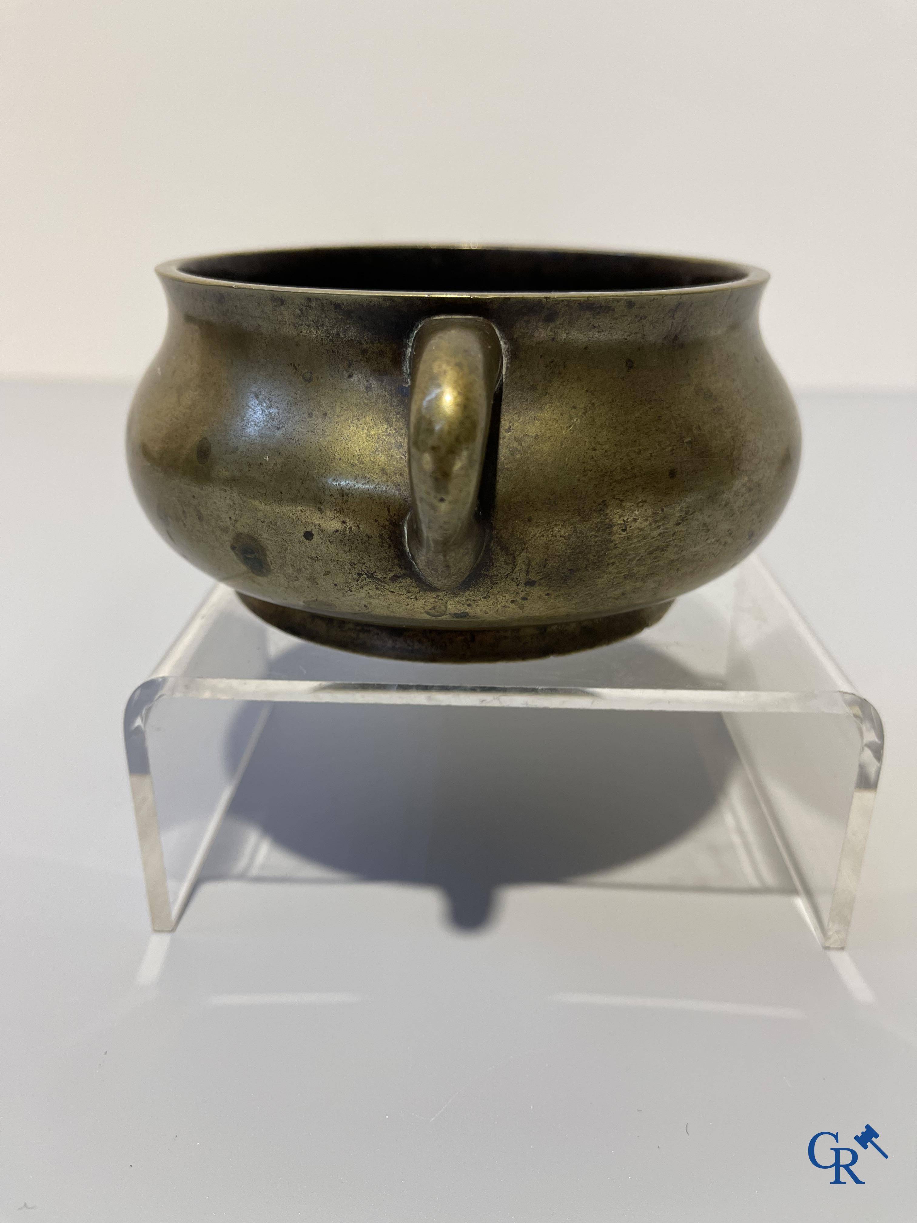 Aziatica, een Chinese bronzen wierookbrander. Chóngzhēn Dīngchǒu nián zhì 崇禎丁丑年製 mark, gedateerd 1637.