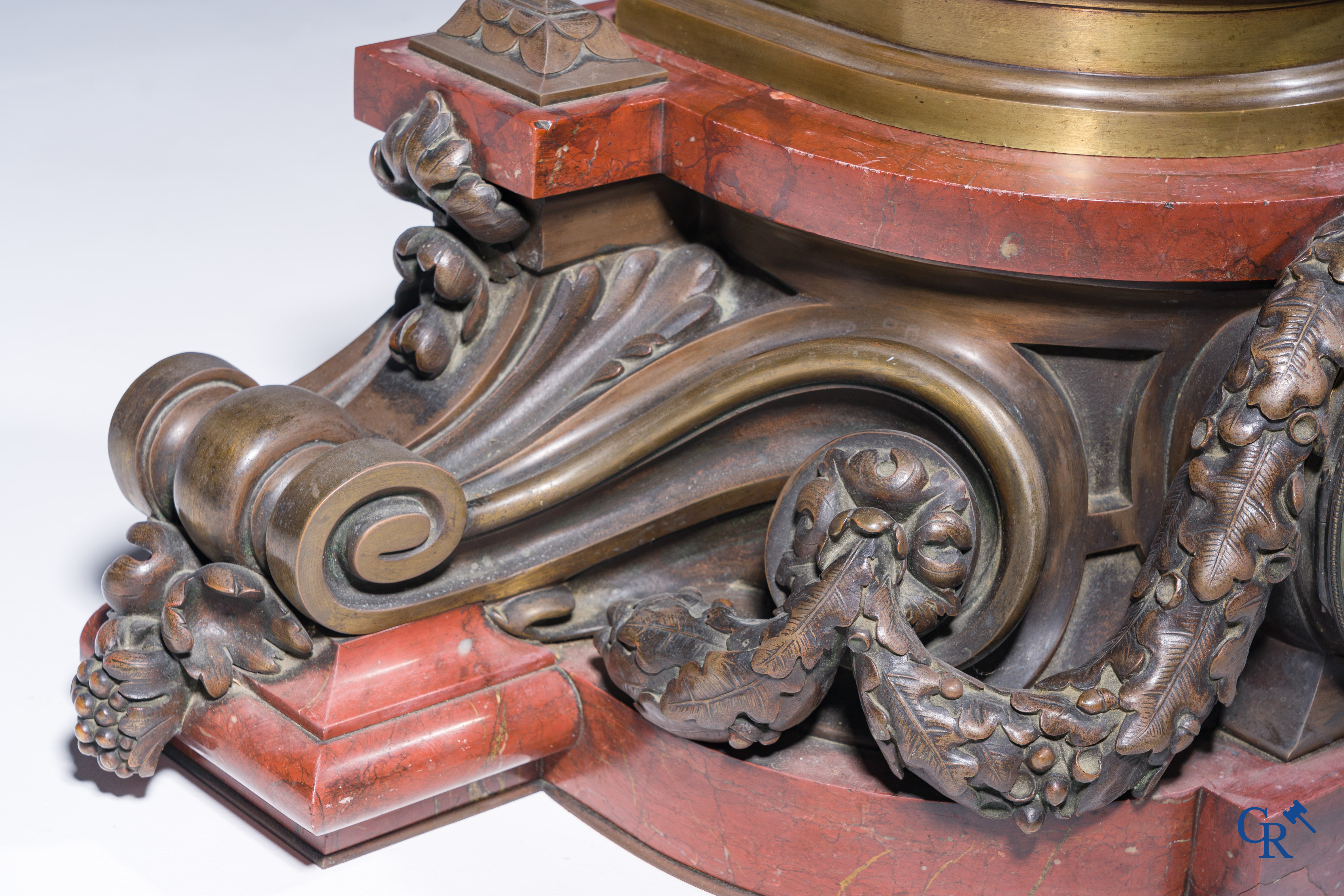 Pierre Louis Détrier (1822-1897) Een imposante pendule in brons en rood geaderde marmer. 19de eeuw.