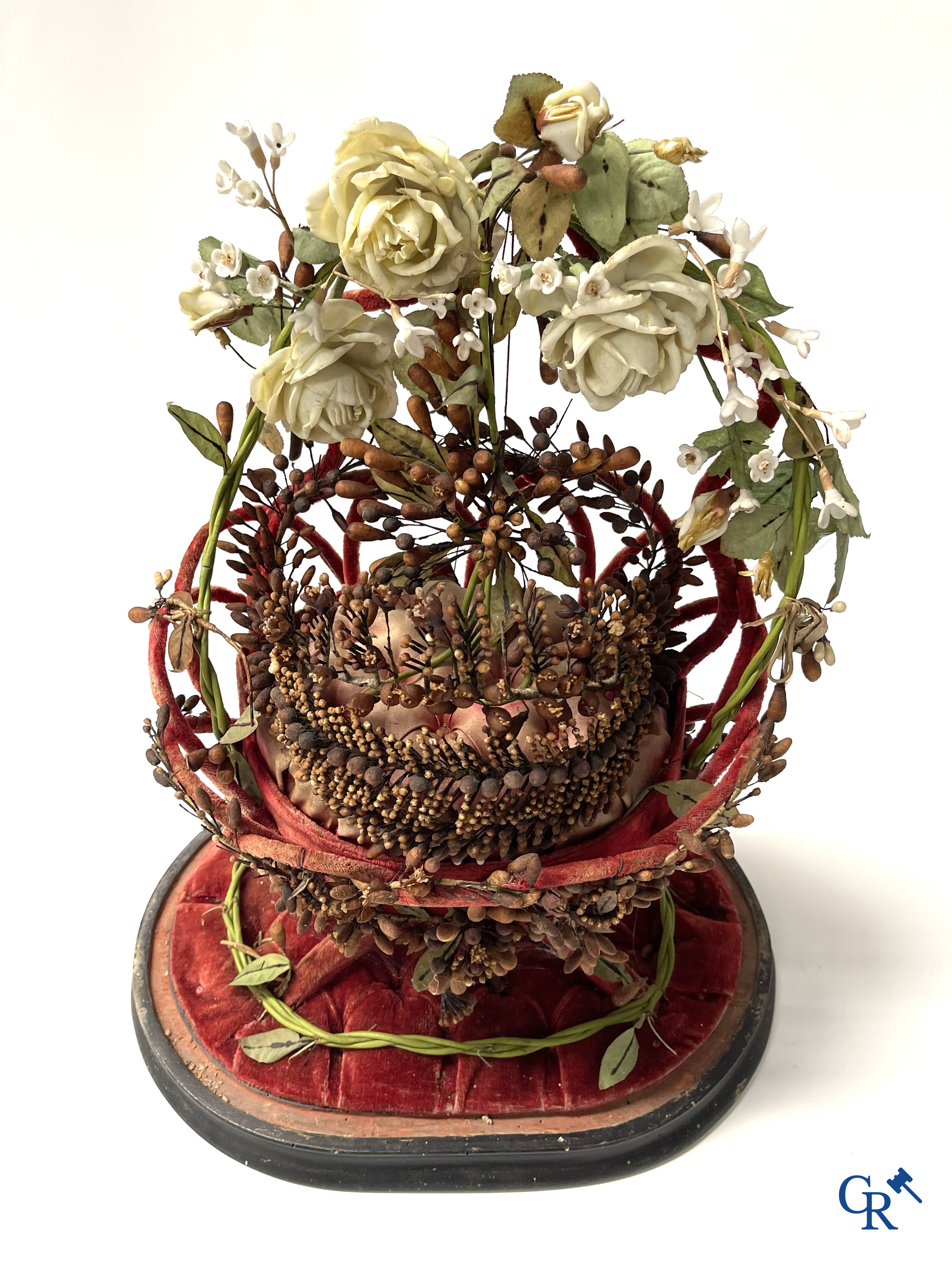 2 exceptional globes in glass with a wedding bouquet in basket shape, decorated with flowers in fine porcelain. Circa 1900.