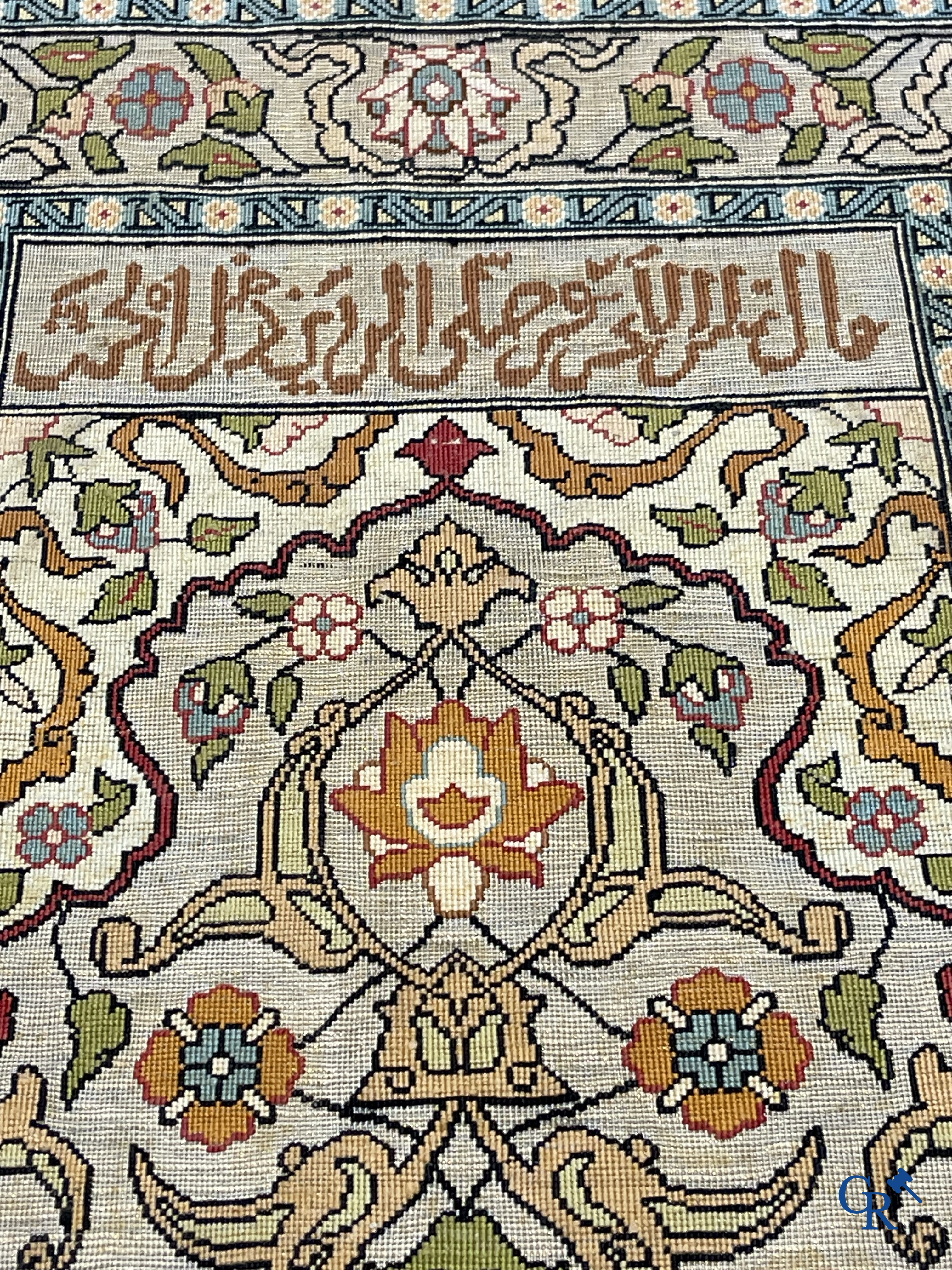 Oosterse tapijten. 2 kleine zijden tapijtjes bewerkt met gouddraad.