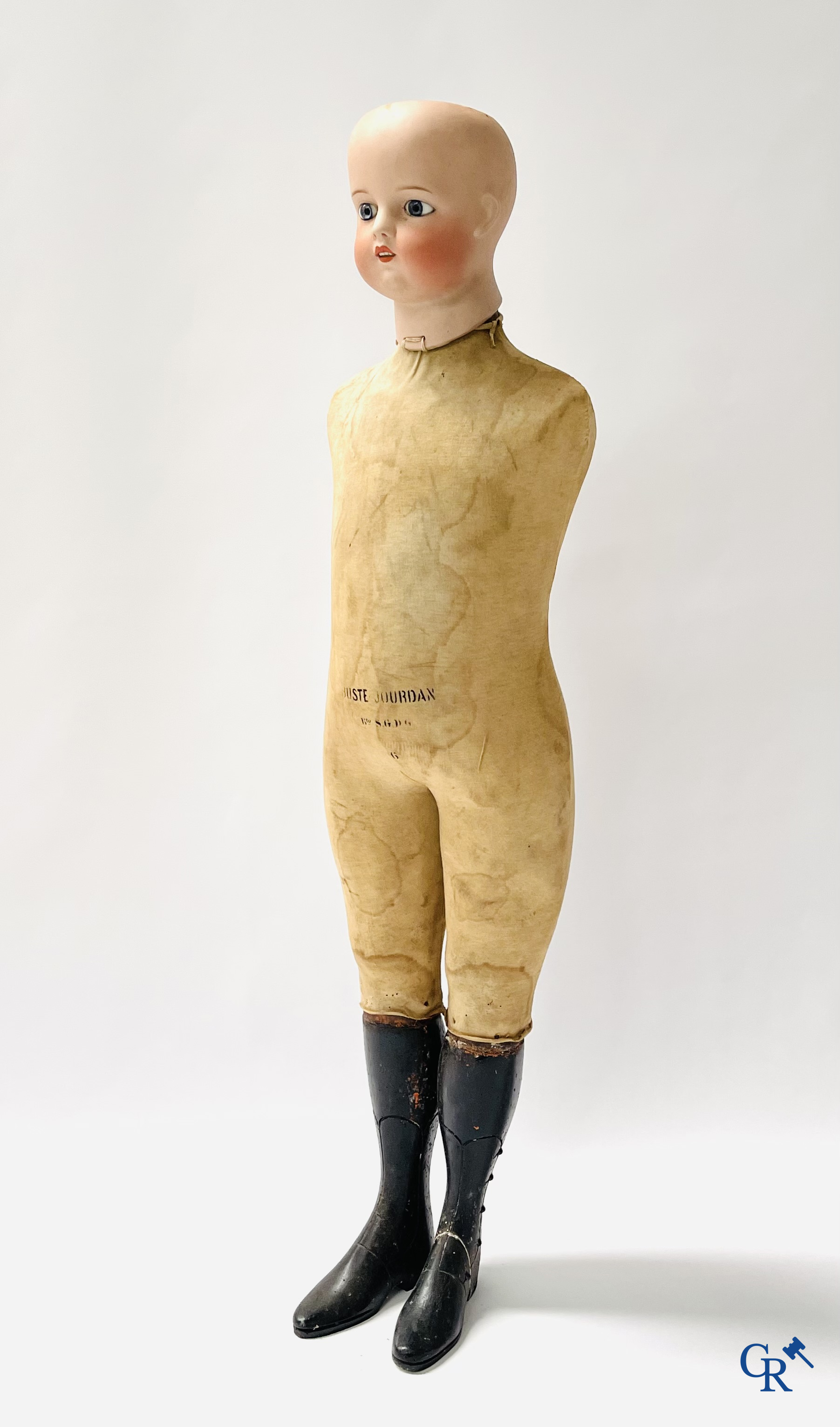 François Gauthier en Buste Jourdan, een mannequinpop in de stijl van Stockman met porseleinen hoofd. Circa 1900.