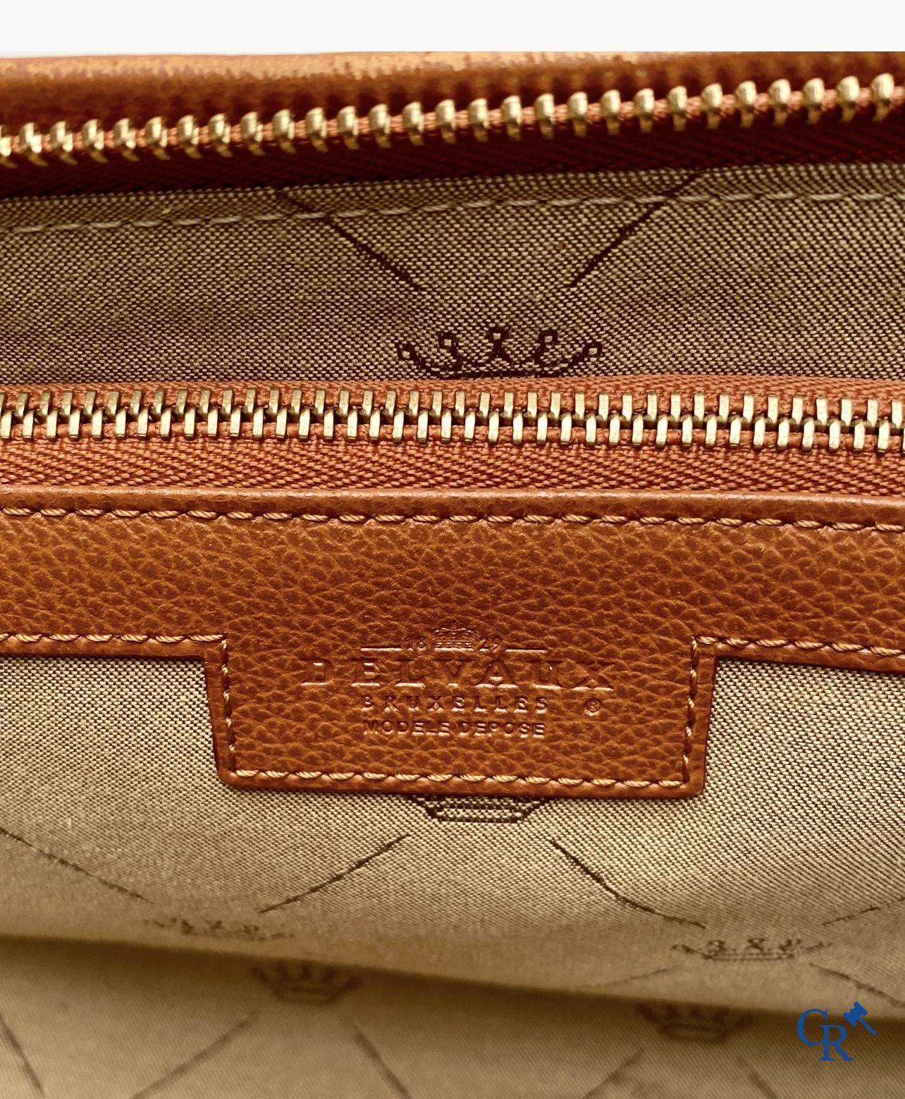 Delvaux: Modèle "George". Couleur fauve.