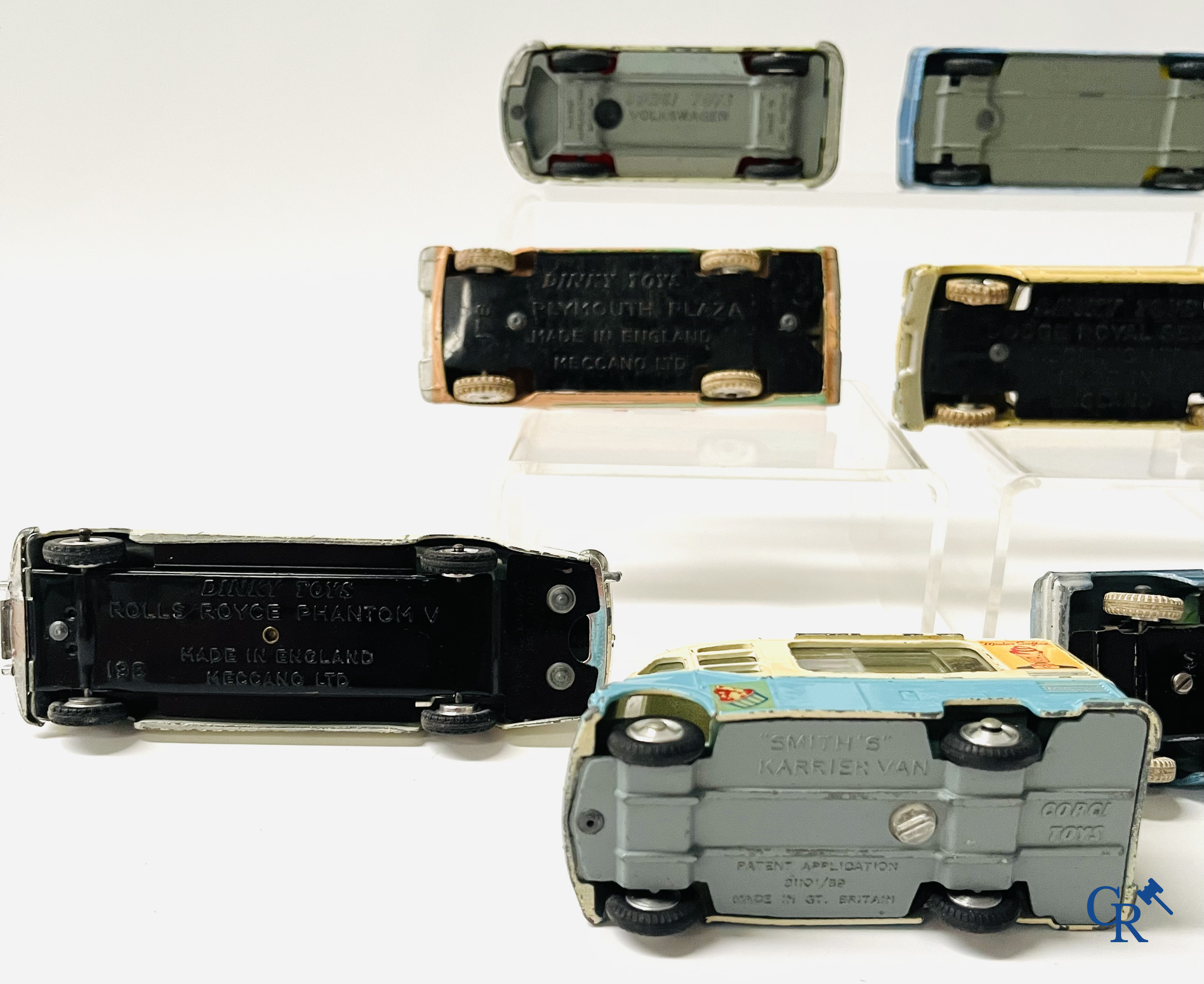 Old toys, a lot with Dinky Toys and Corgi Toys.