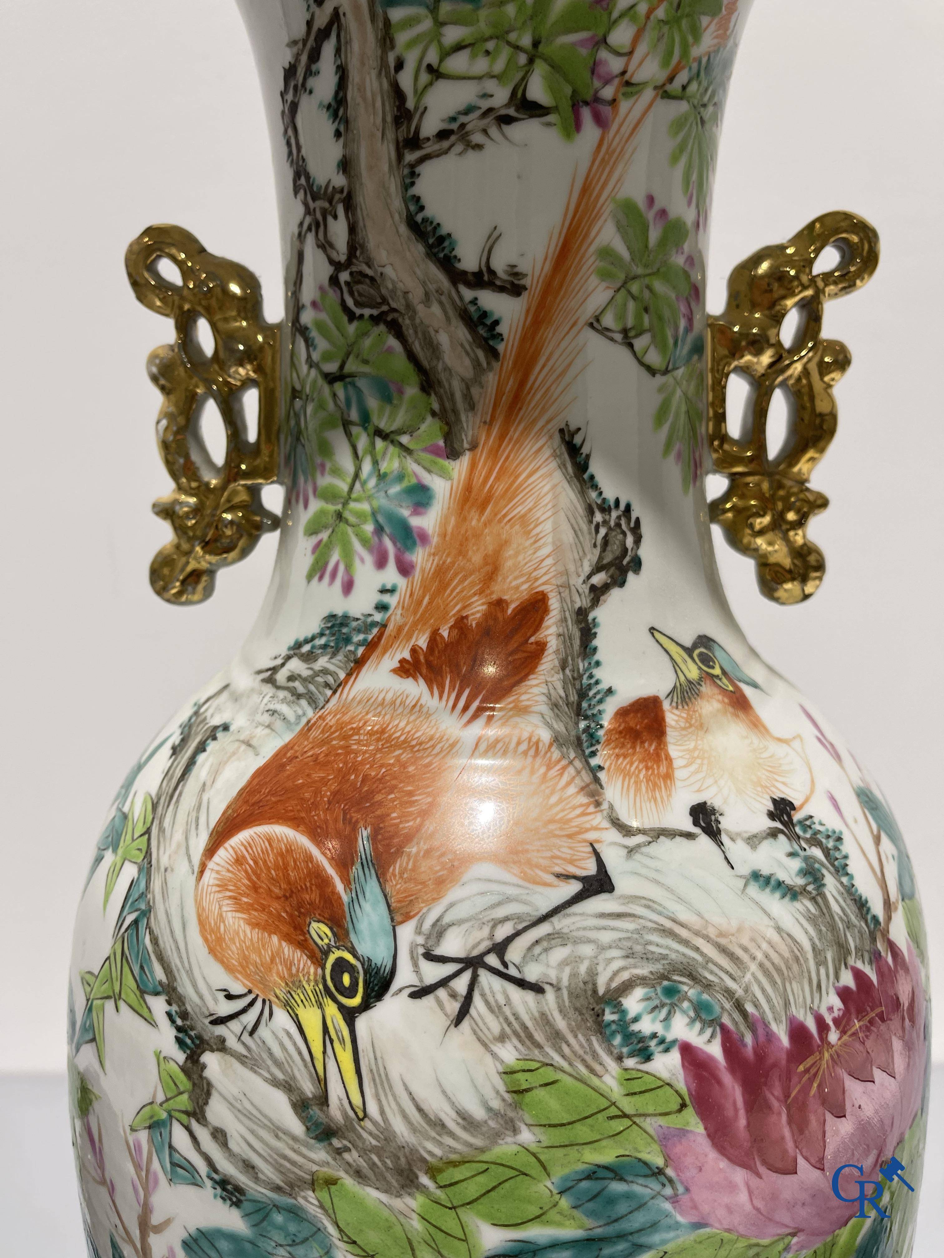 Art Asiatique, porcelaine chinoise. Une paire de vases chinois avec calligraphie.