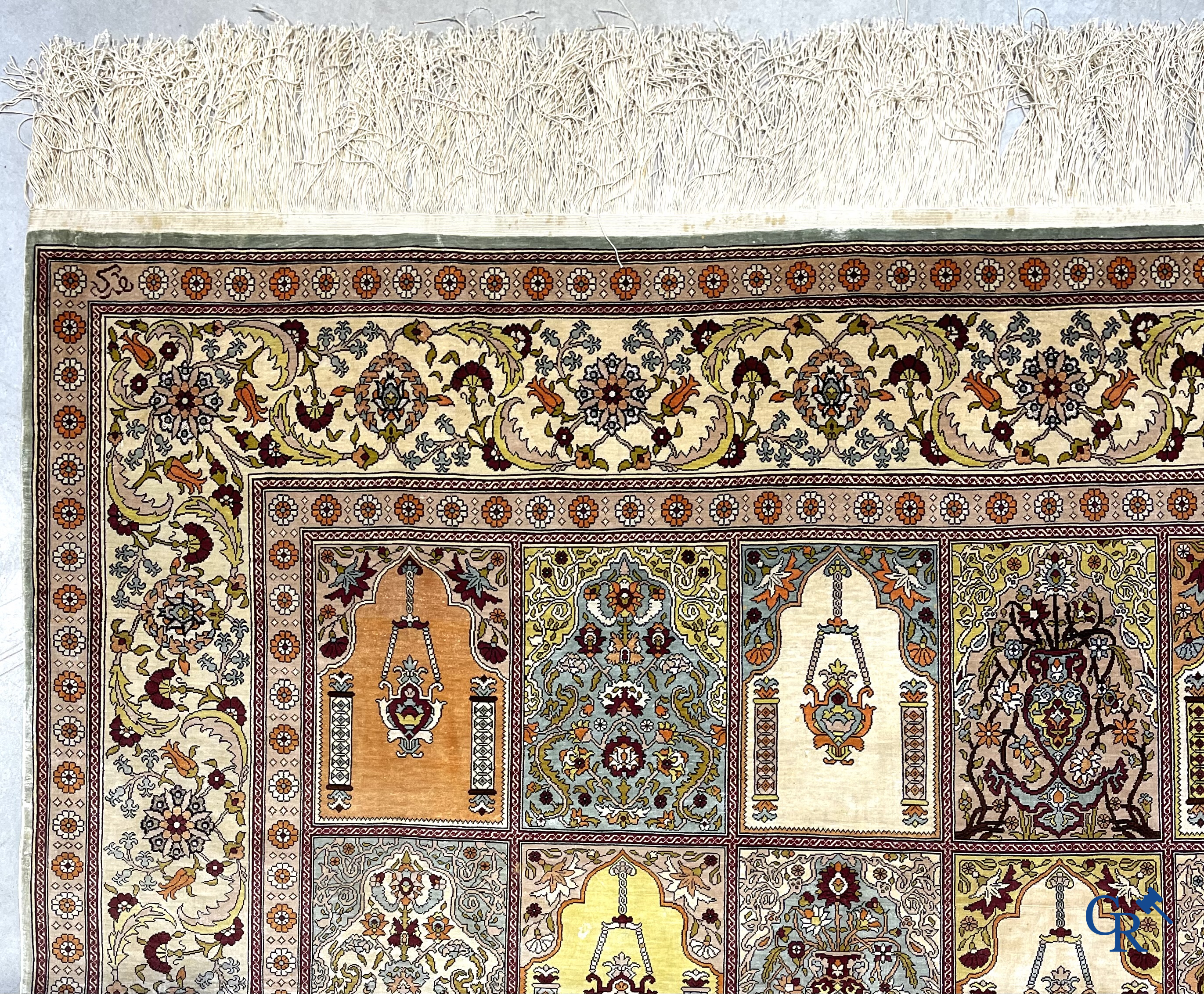 Oosterse tapijten. Een gesigneerd zijden tapijt met geometrisch motief.