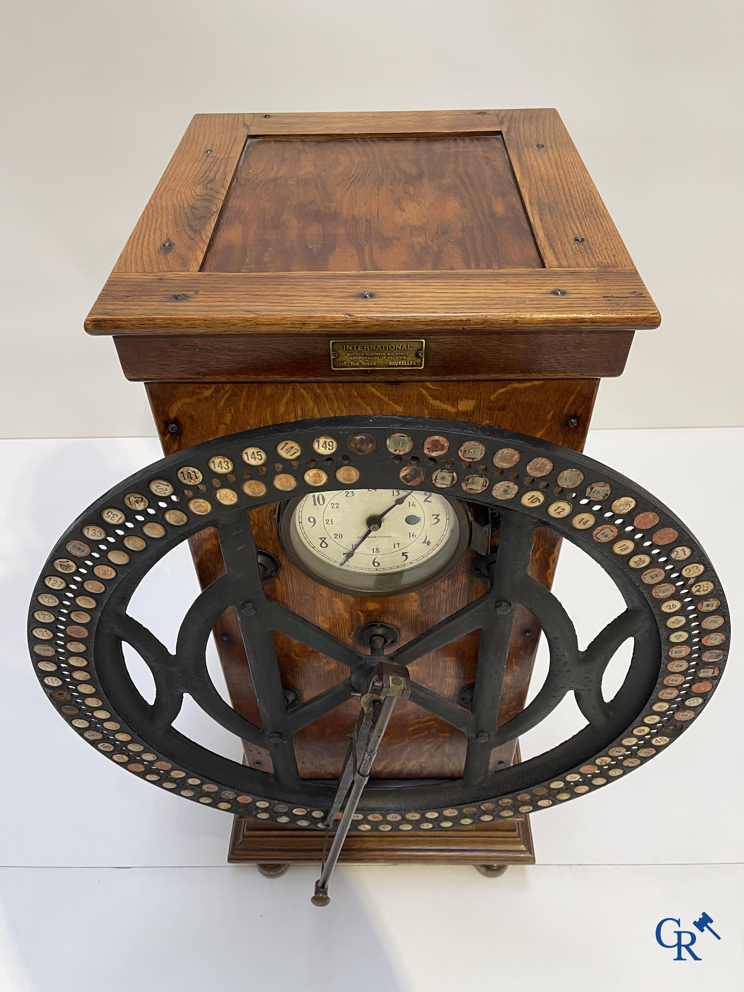 "International" Watson Business Machines Corporation de Belgique. Horloge d'usine avec une roue en fonte. Vers 1900.
