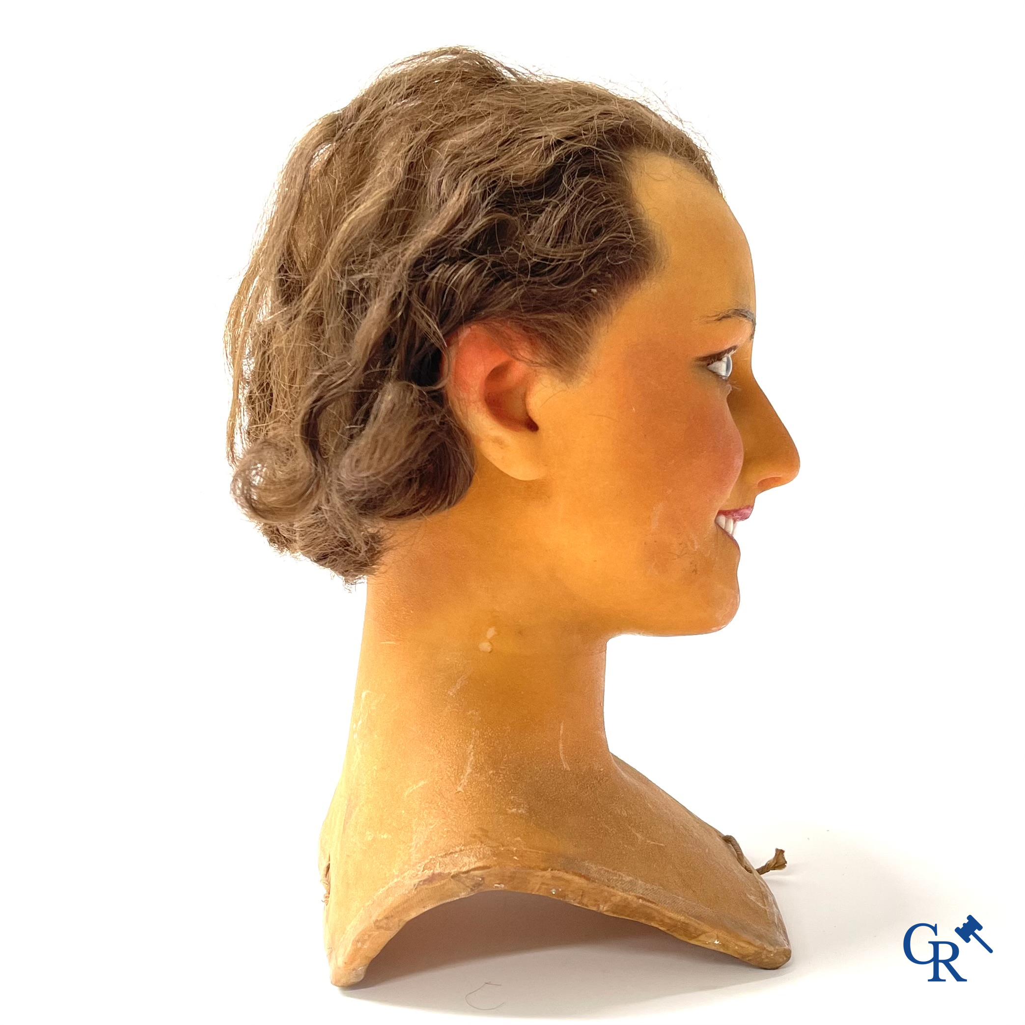 Een paar bustes voor mannequins in was met glazen ogen. Hoogstwaarschijnlijk Siegel of Pierre Imans. Circa 1920.