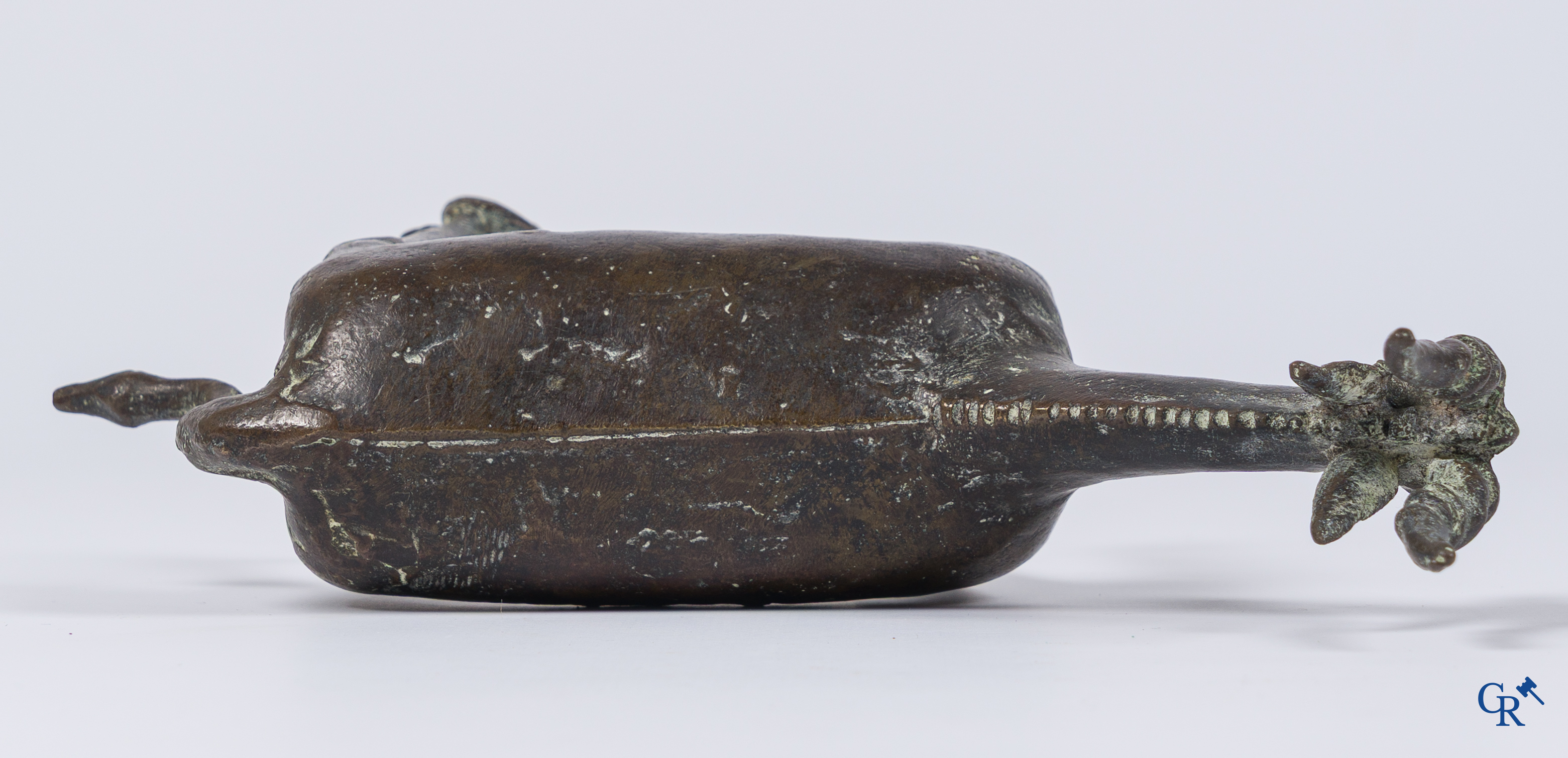 Ancien bronze avec une représentation d'une antilope. Anciennes réparations et la jambe avant droite remplacé.