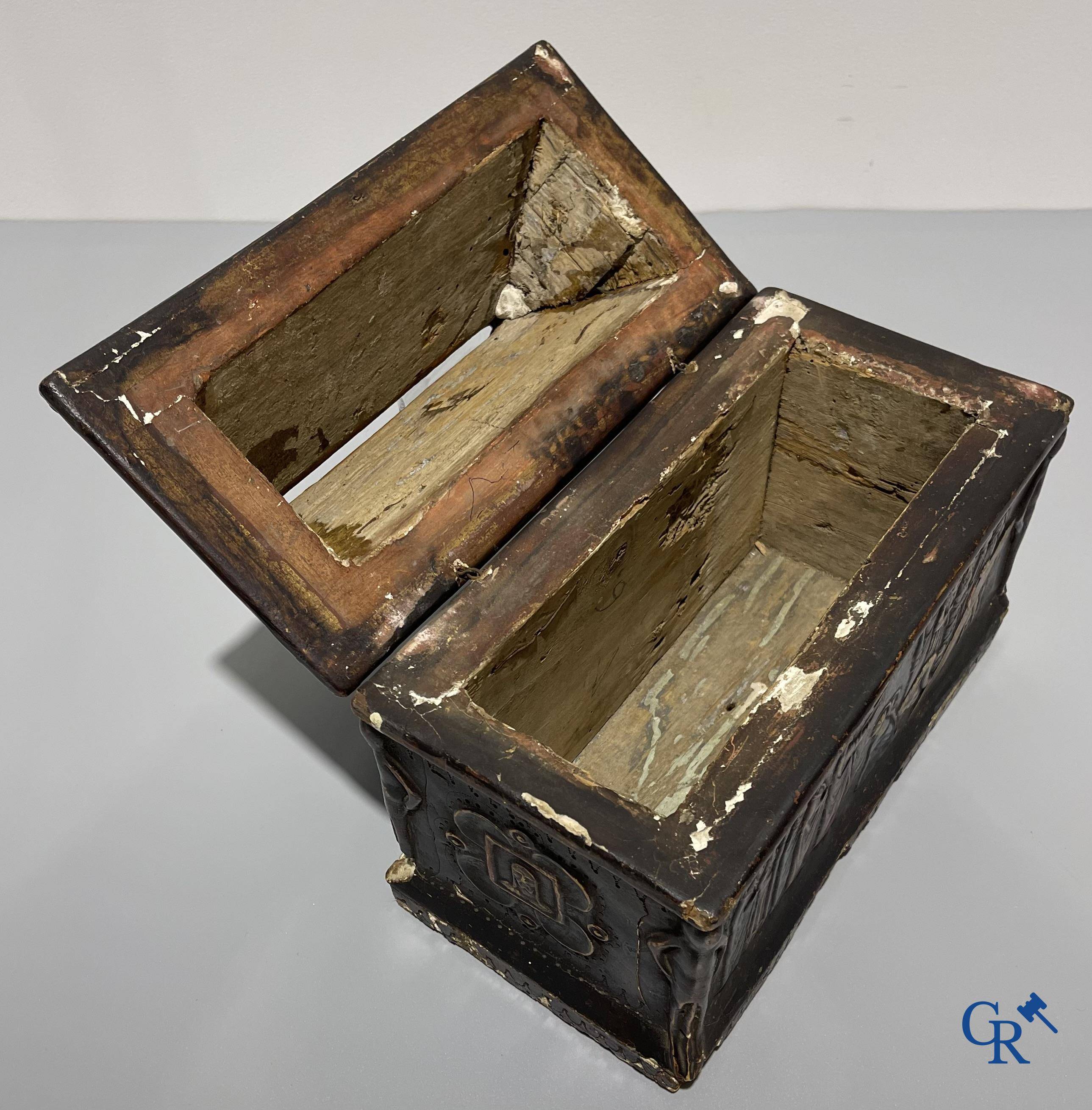 Religious objects, a coffret in Pastiglia relief decor with images from the life of Christ. 18th-19th century.