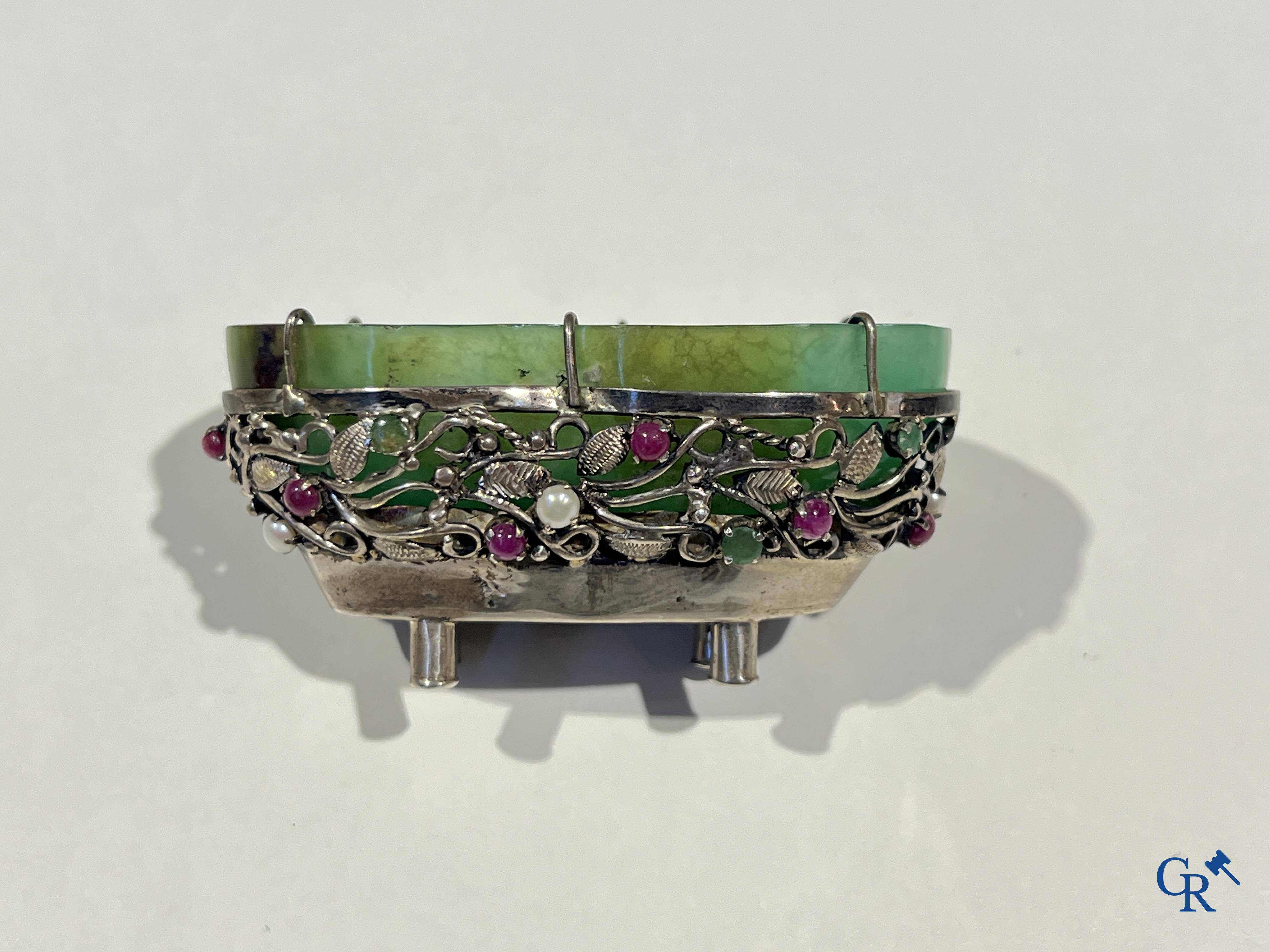 Jade/Argent: Coupe en jade montée dans une monture en argent. (925°/00).