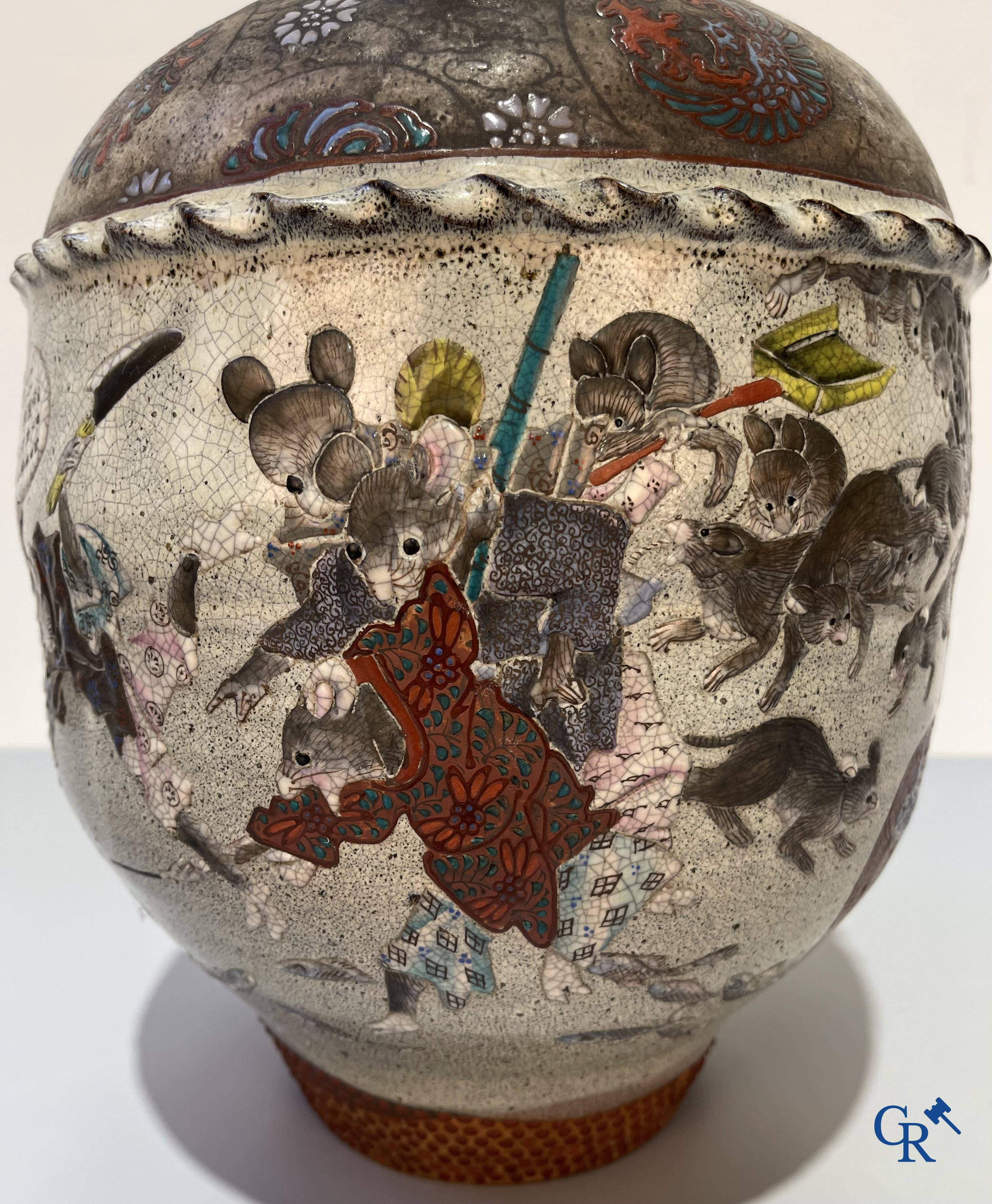 Aziatica, Japanese kunst, een amusante vaas in geëmailleerd aardewerk met een voorstelling van ratten en een kat.