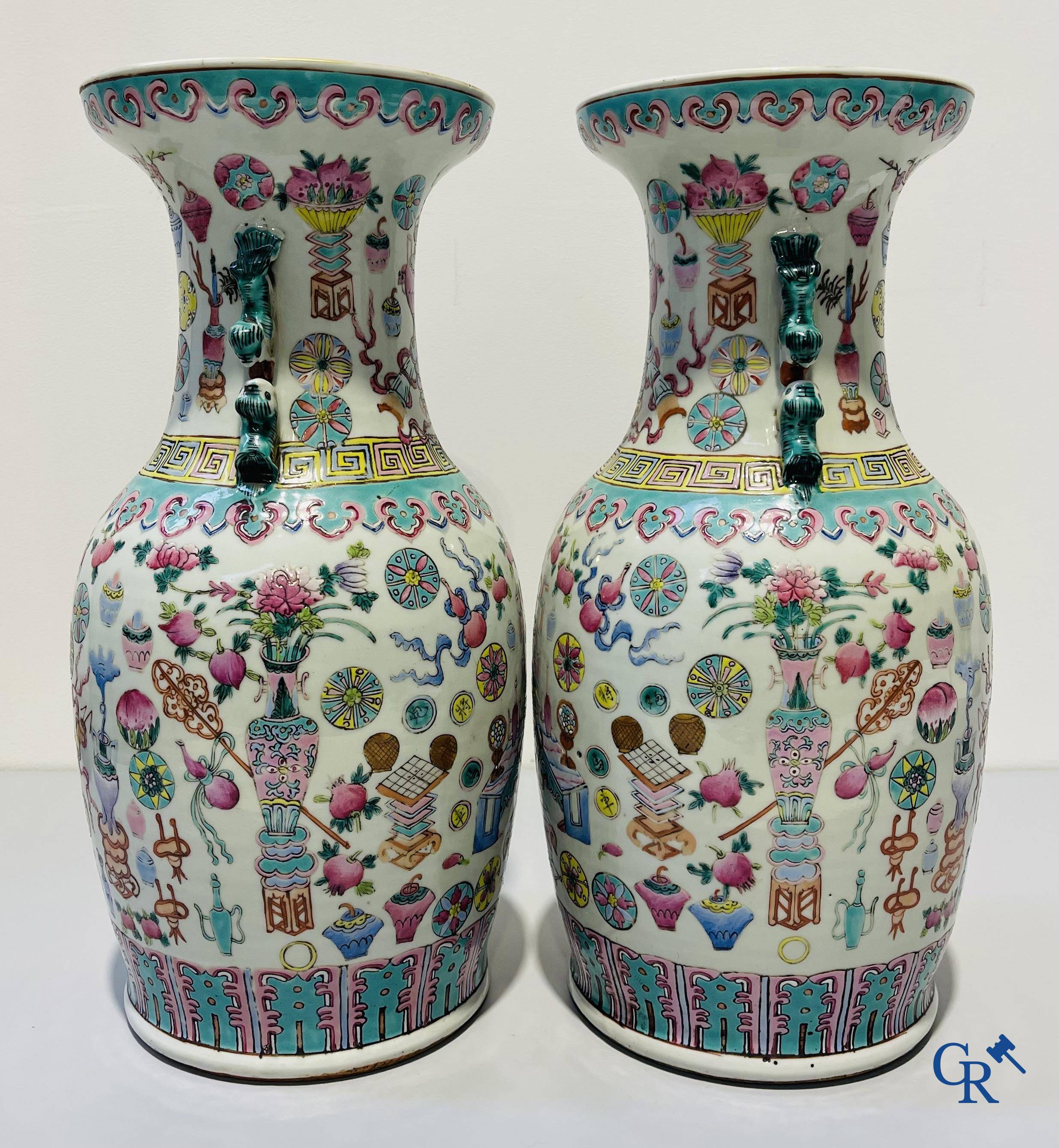 Art Asiatique, porcelaine chinoise. Une paire de vases chinois avec un décor d'antiquités. 19ème siècle.