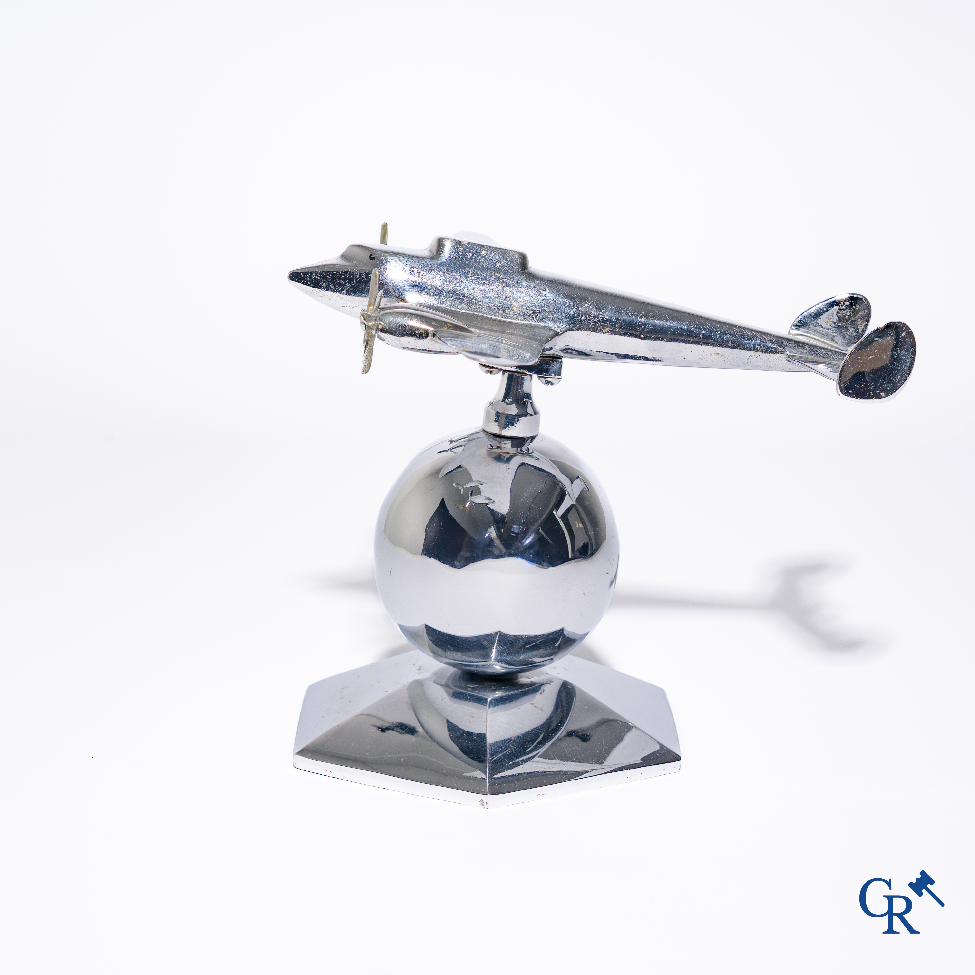 Art Deco, een 30'er jaren bureaumodel van een vliegtuig in verchroomd brons gemonteerd op standaard.