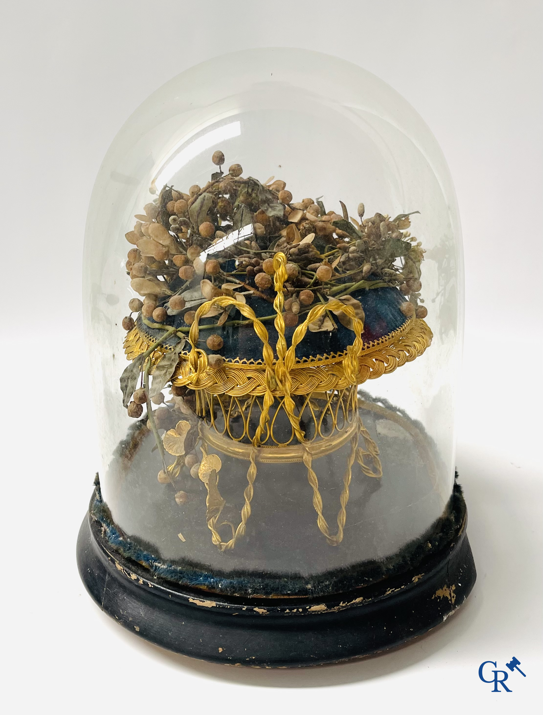 2 glass domes with a bridal bouquet on a cushion with a foot in gilded metal and a foot in Paris porcelain.