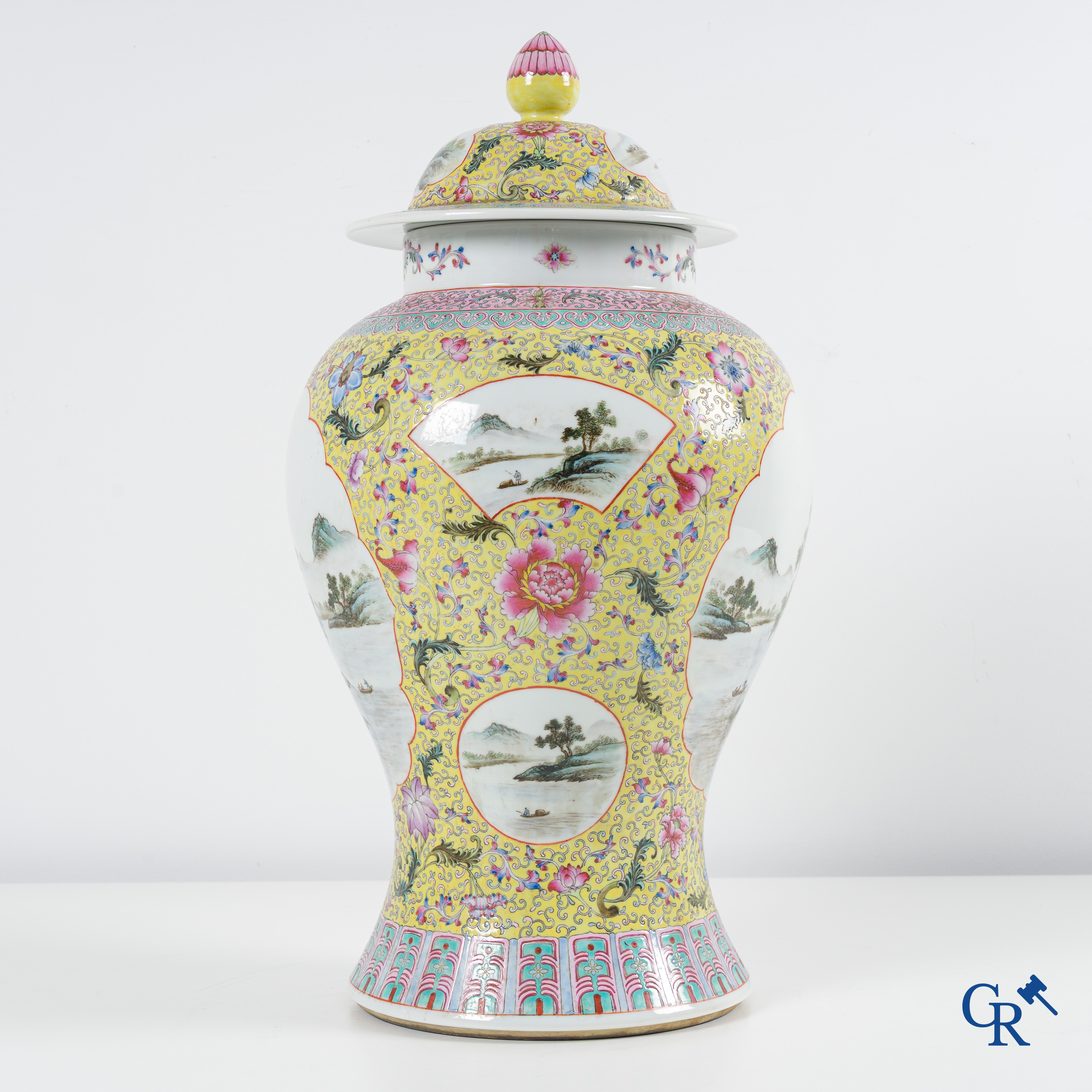 Aziatica, Een grote Chinese famille jaune en rose dekselvaas met fijn gedecoreerde landschaps taferelen. 20 ste eeuw.