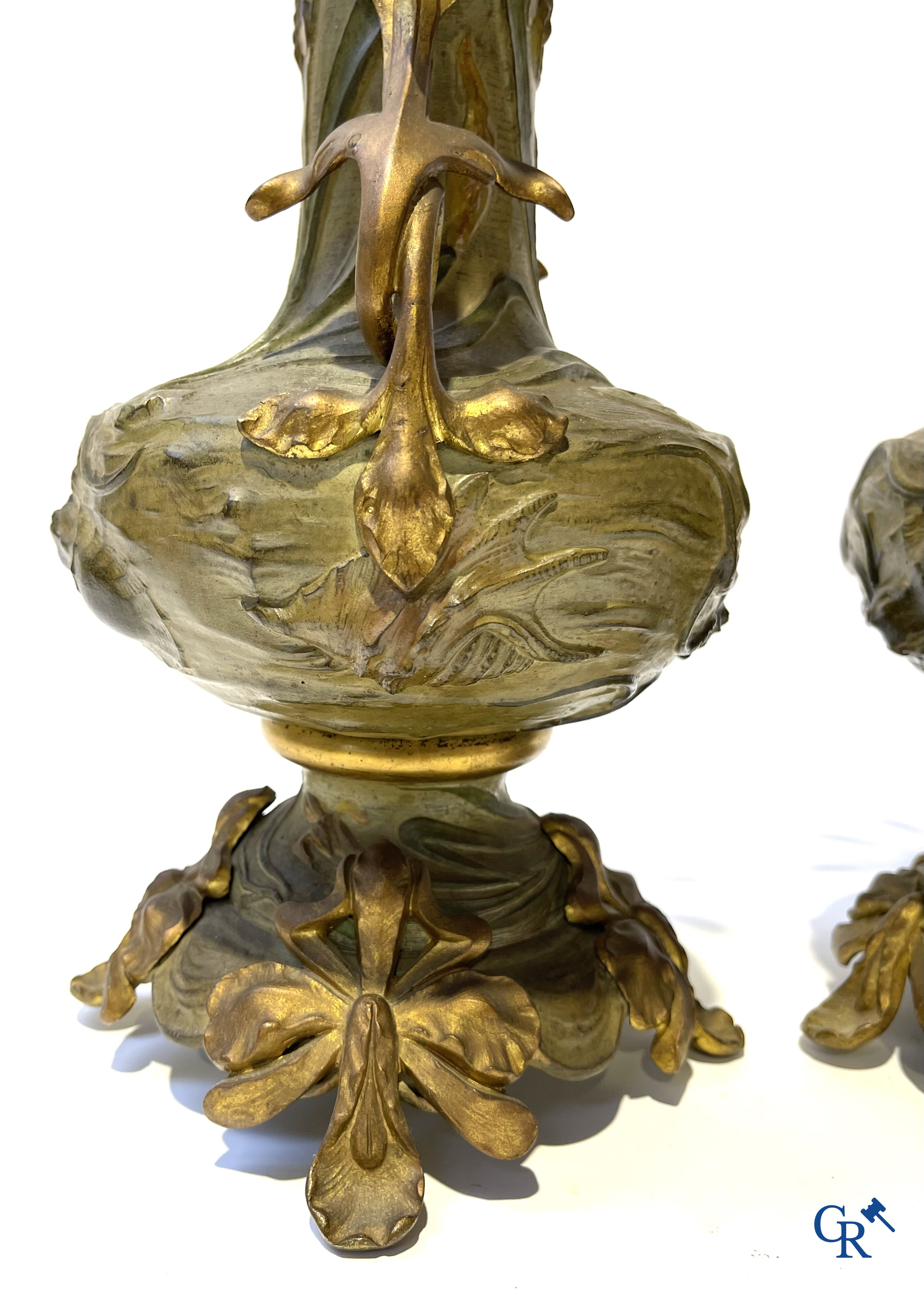 Art Nouveau, een uitzonderlijk 3-delig koud beschilderde bronzen schouwgarnituur met zeedieren. Circa 1900.