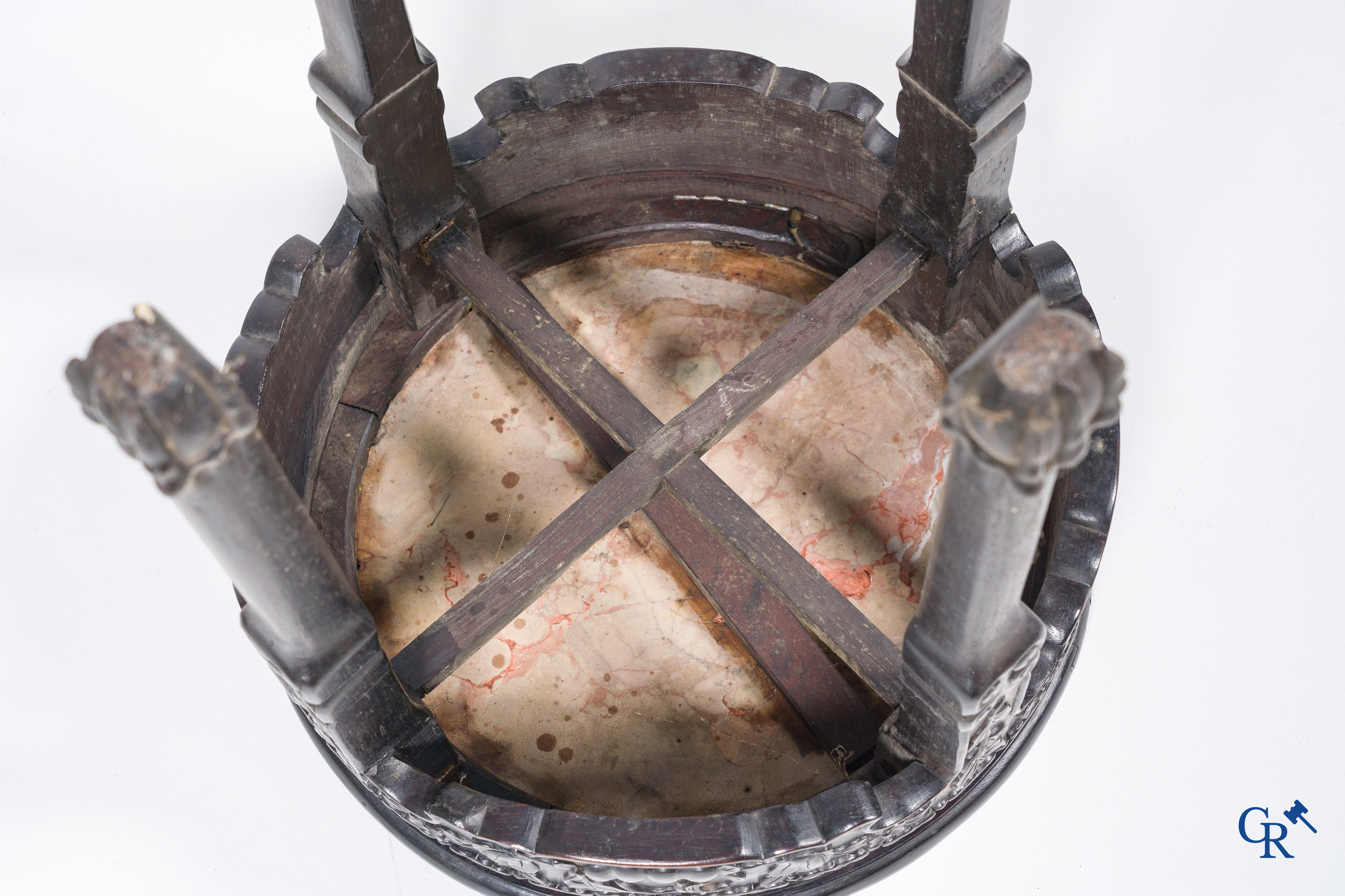 Aziatica, een imposante bronzen Chinese vaas op een sokkel in Chinees hardhout.