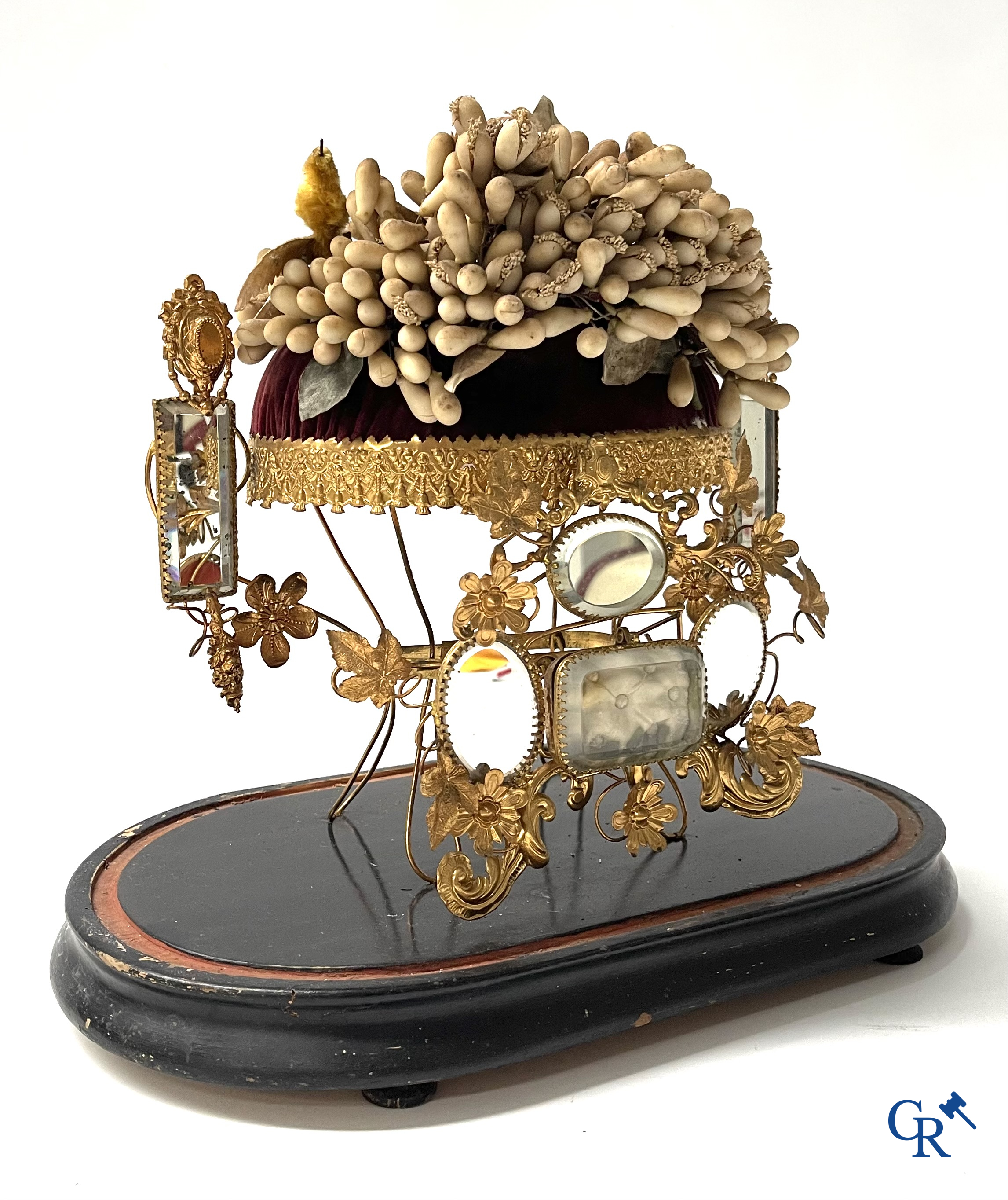 Beautiful globe with bridal bouquet and integrated jewellery box. Mirrors and gold-plated brass. Circa 1900.