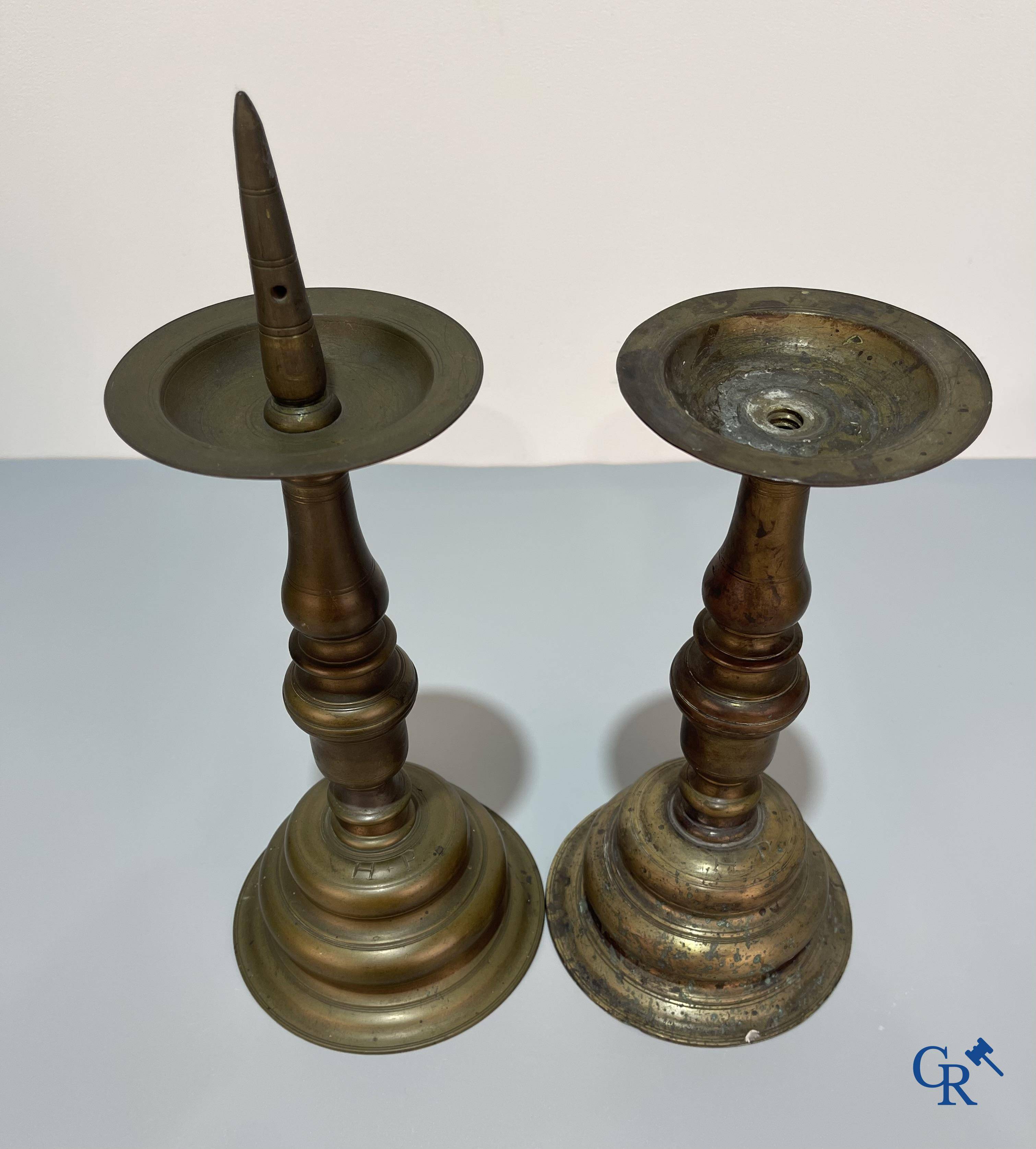 Un lot avec plusieurs chandeliers en bronze. 17ème/18ème/19ème siècle.