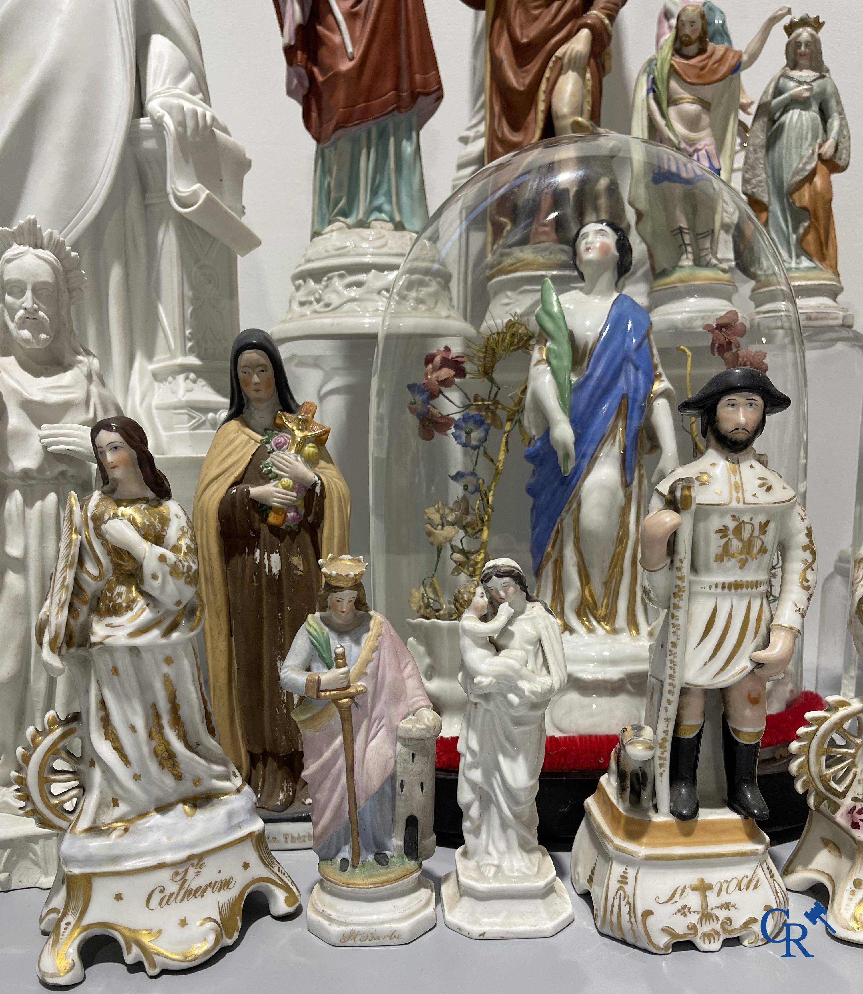 Objets religieux, Un grand nombre de statues réligieux en biscuit et en porcelaine.