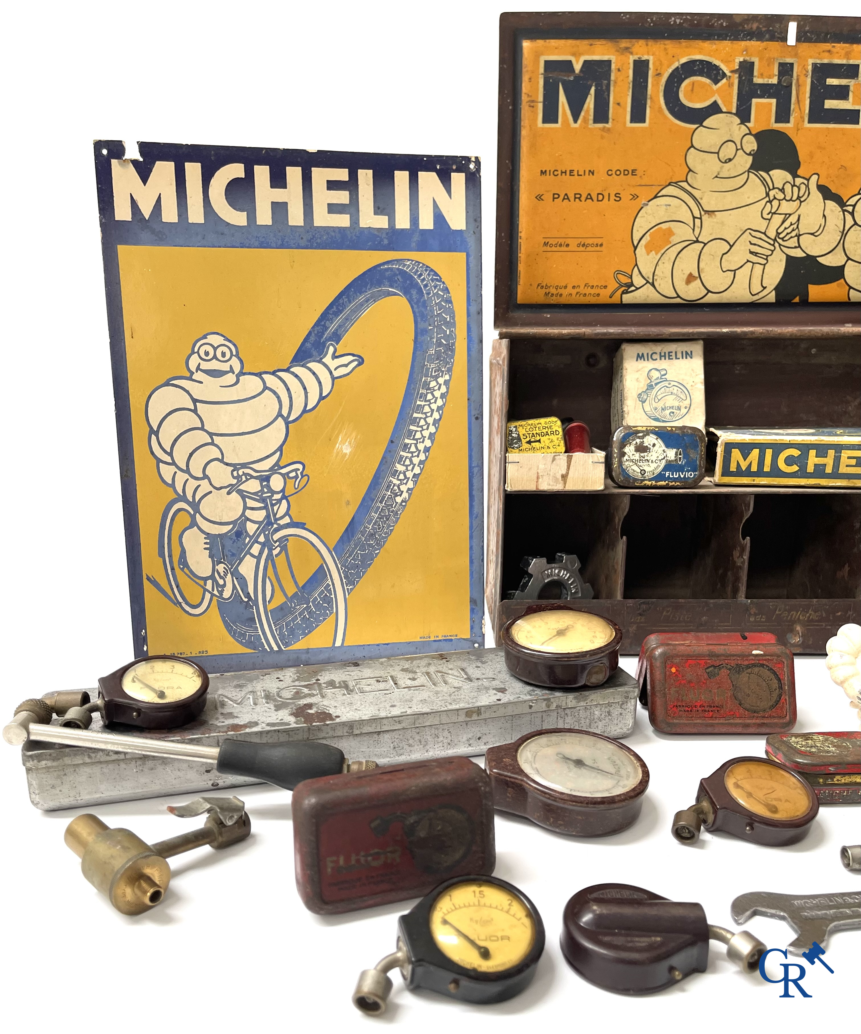 Michelin, een groot lot reclame objecten en meetinstrumenten voor Michelin banden.