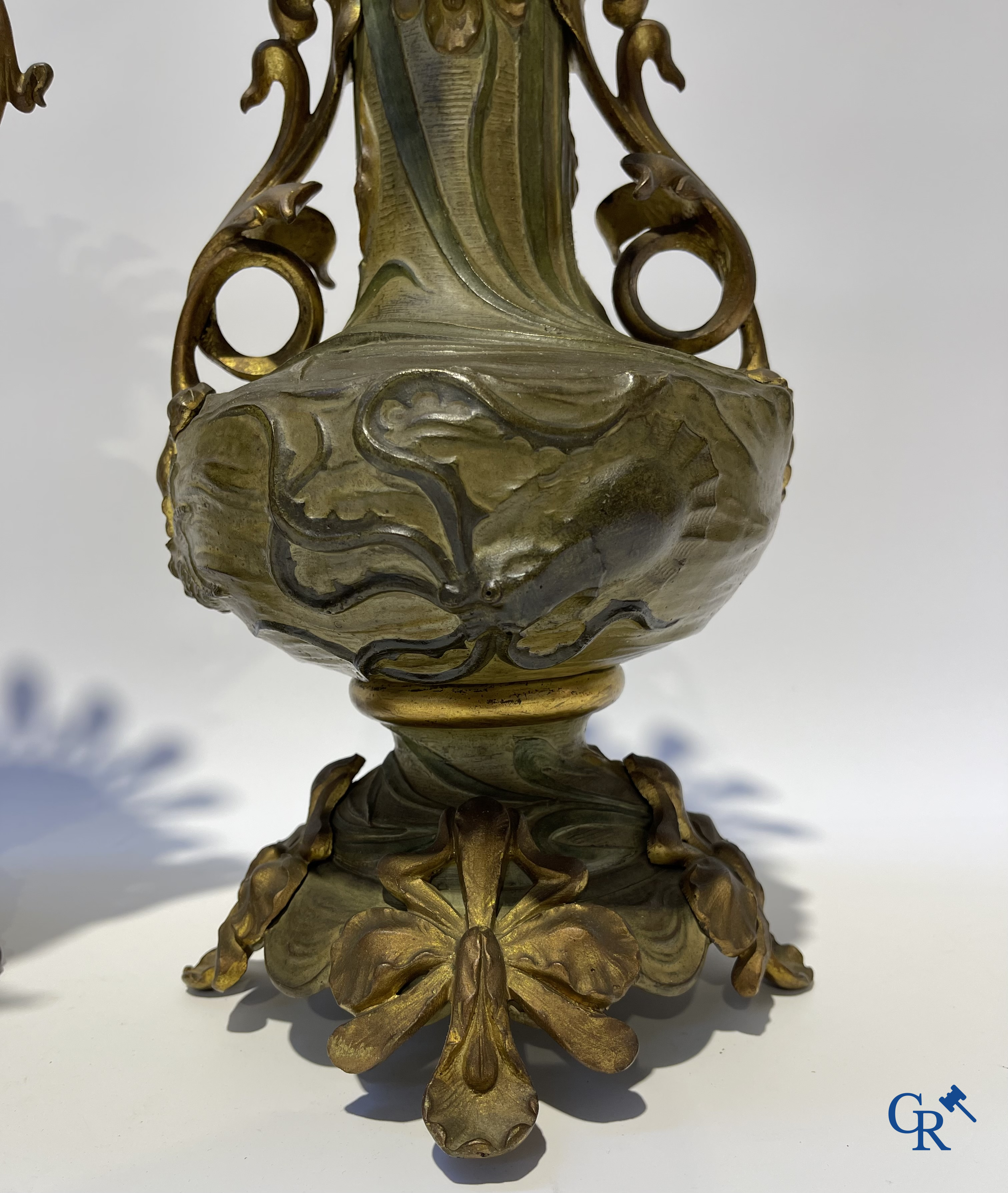 Art Nouveau, een uitzonderlijk 3-delig koud beschilderde bronzen schouwgarnituur met zeedieren. Circa 1900.