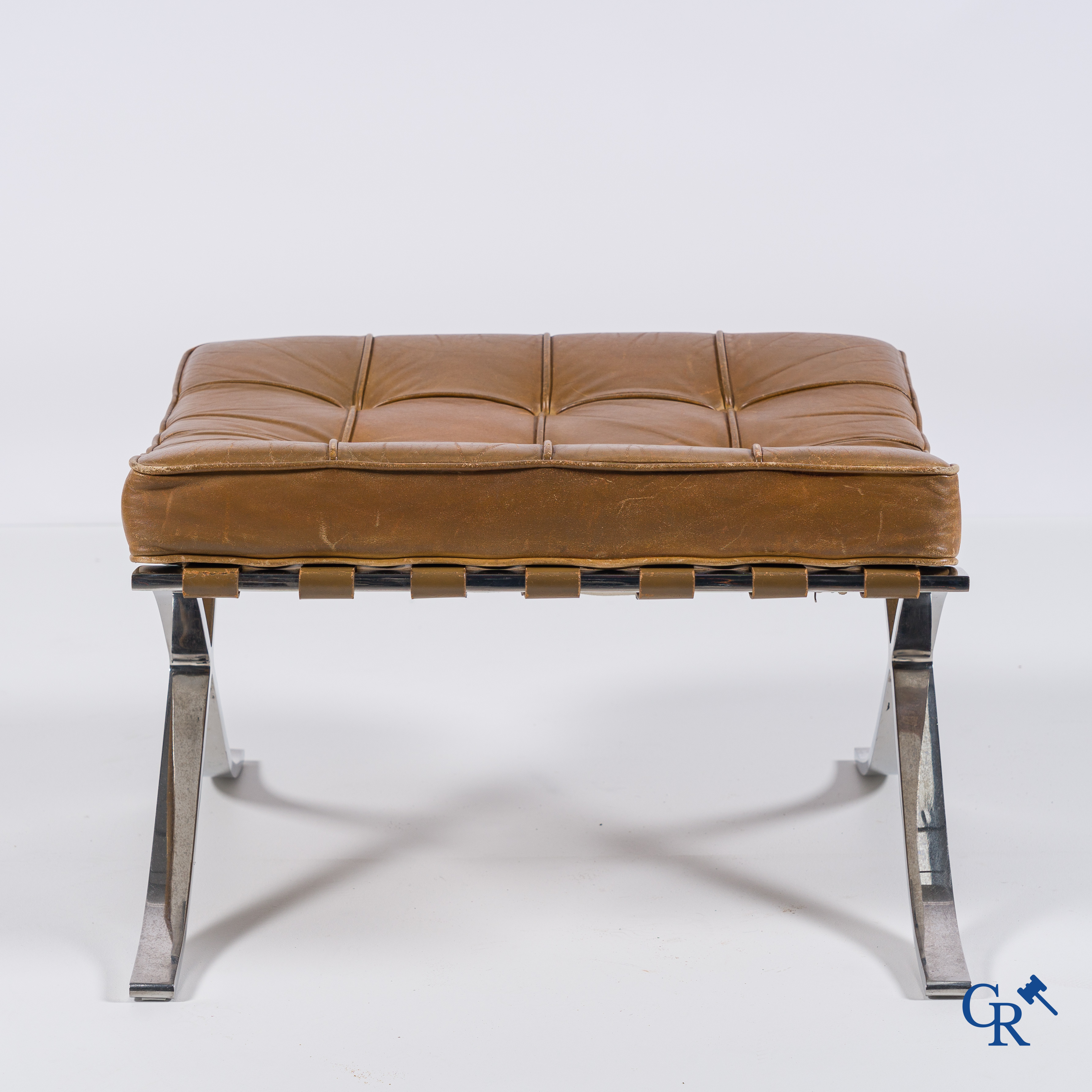 Ludwig Mies Van der Rohe (1886-1969)  Barcelone Ottoman pour Knoll international. Cuir et acier chromé.