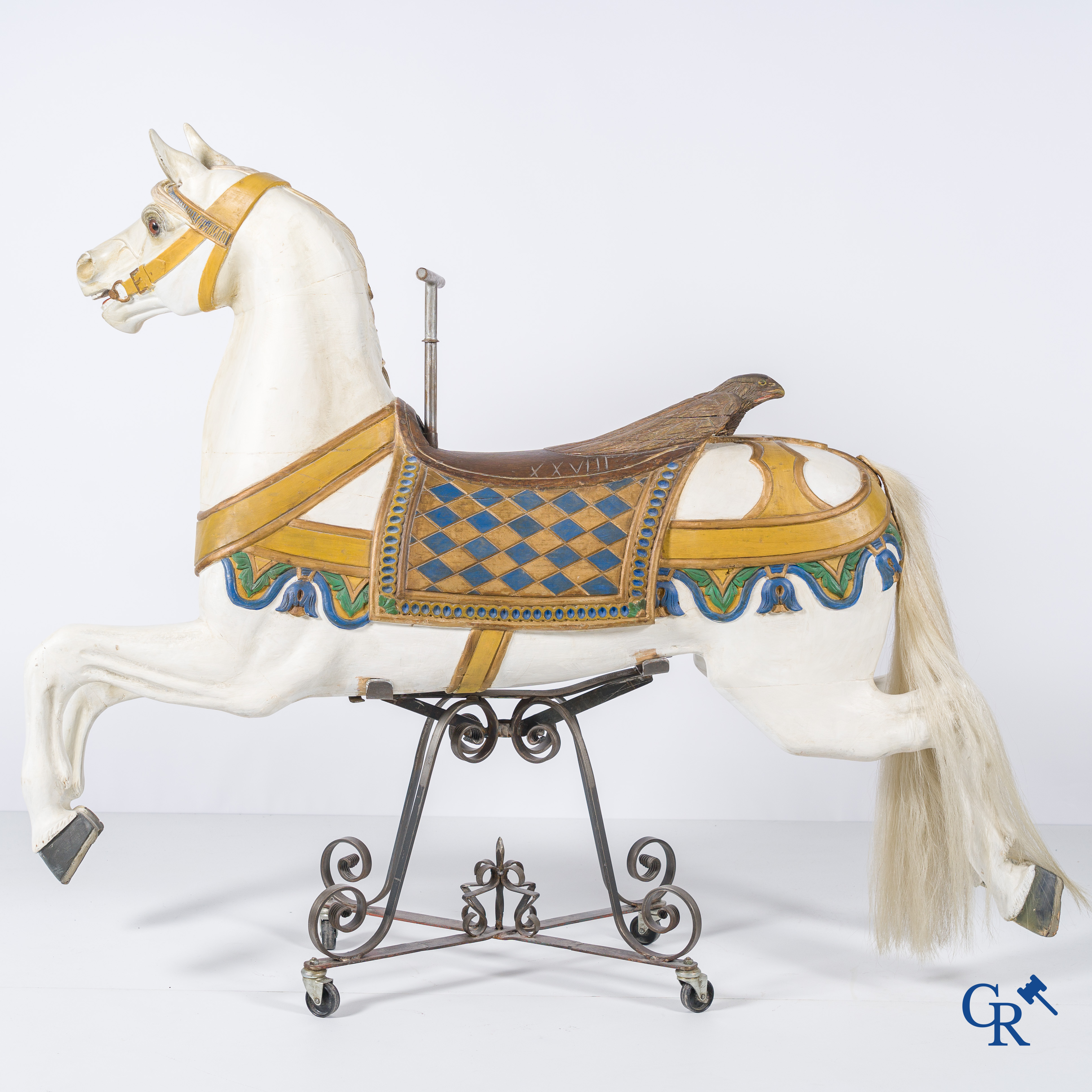 Art forain, un cheval de manège en bois avec des yeux en verre sur une base en fer forgé. Allemagne vers 1900 - 1920.