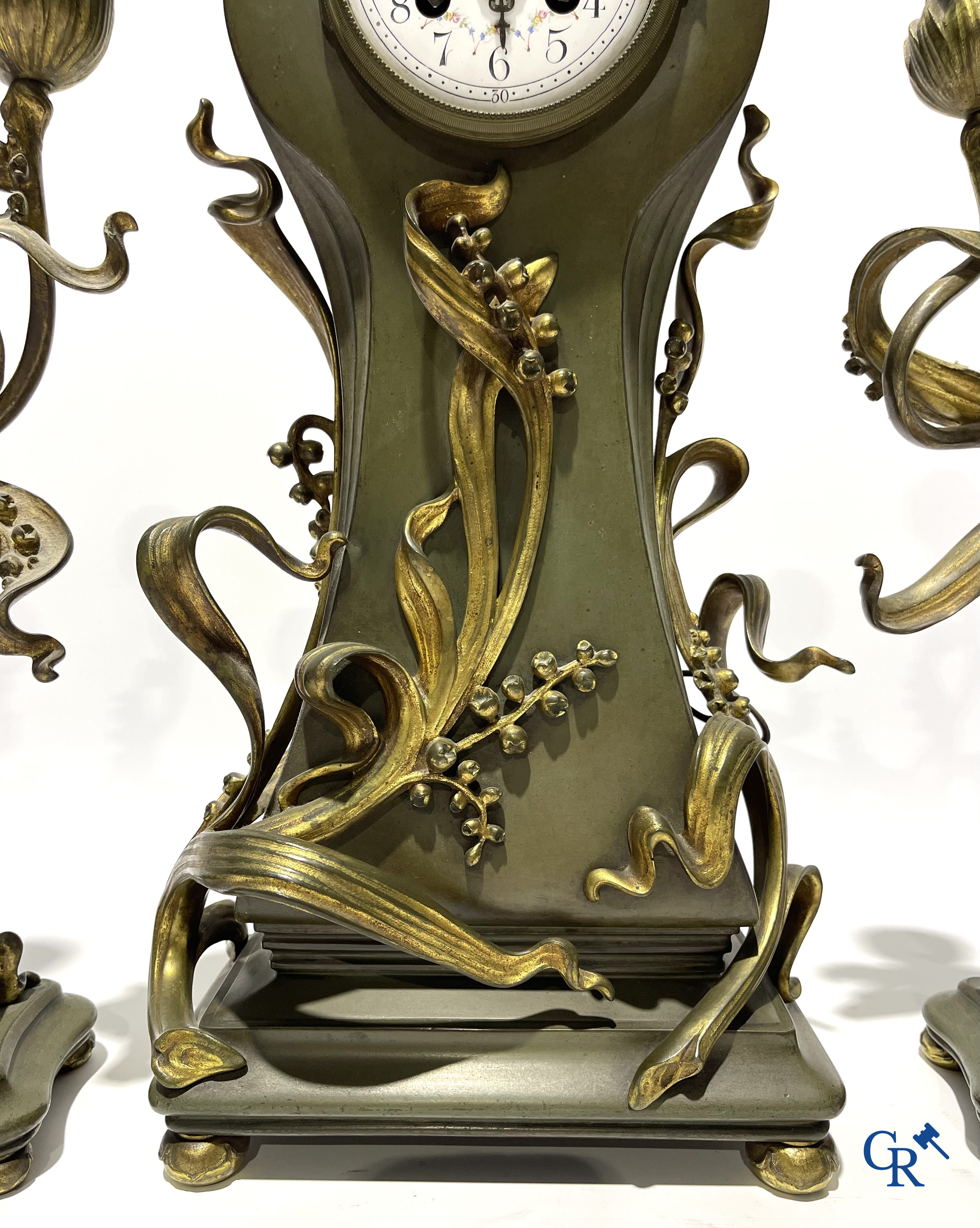 Art Nouveau, een 3-delige bronzen schouwgarnituur in Jugendstil. Circa 1900.