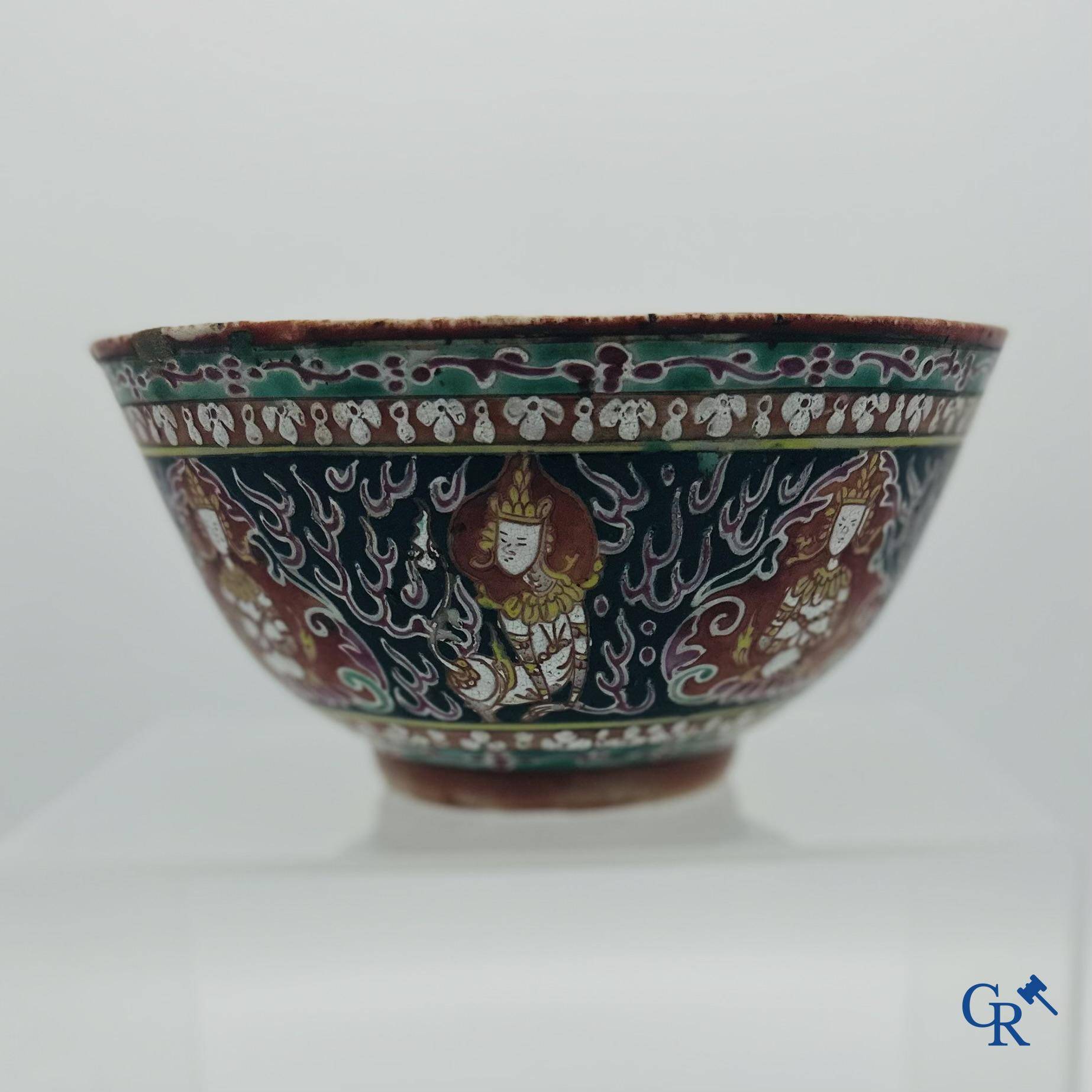 Un bol Chinois en porcelaine Bencharong. 19ème siècle.