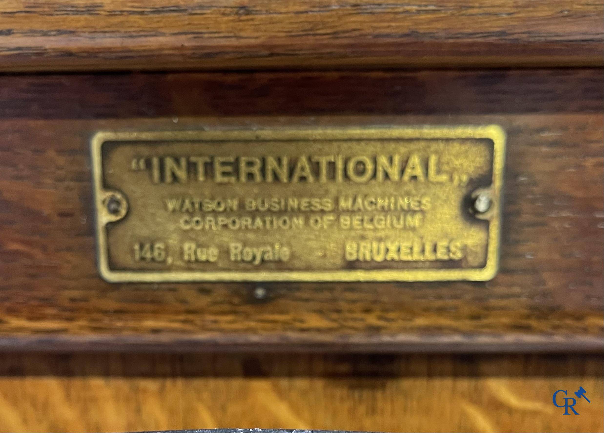 "International" Watson Business Machines Corporation de Belgique. Horloge d'usine avec une roue en fonte. Vers 1900.