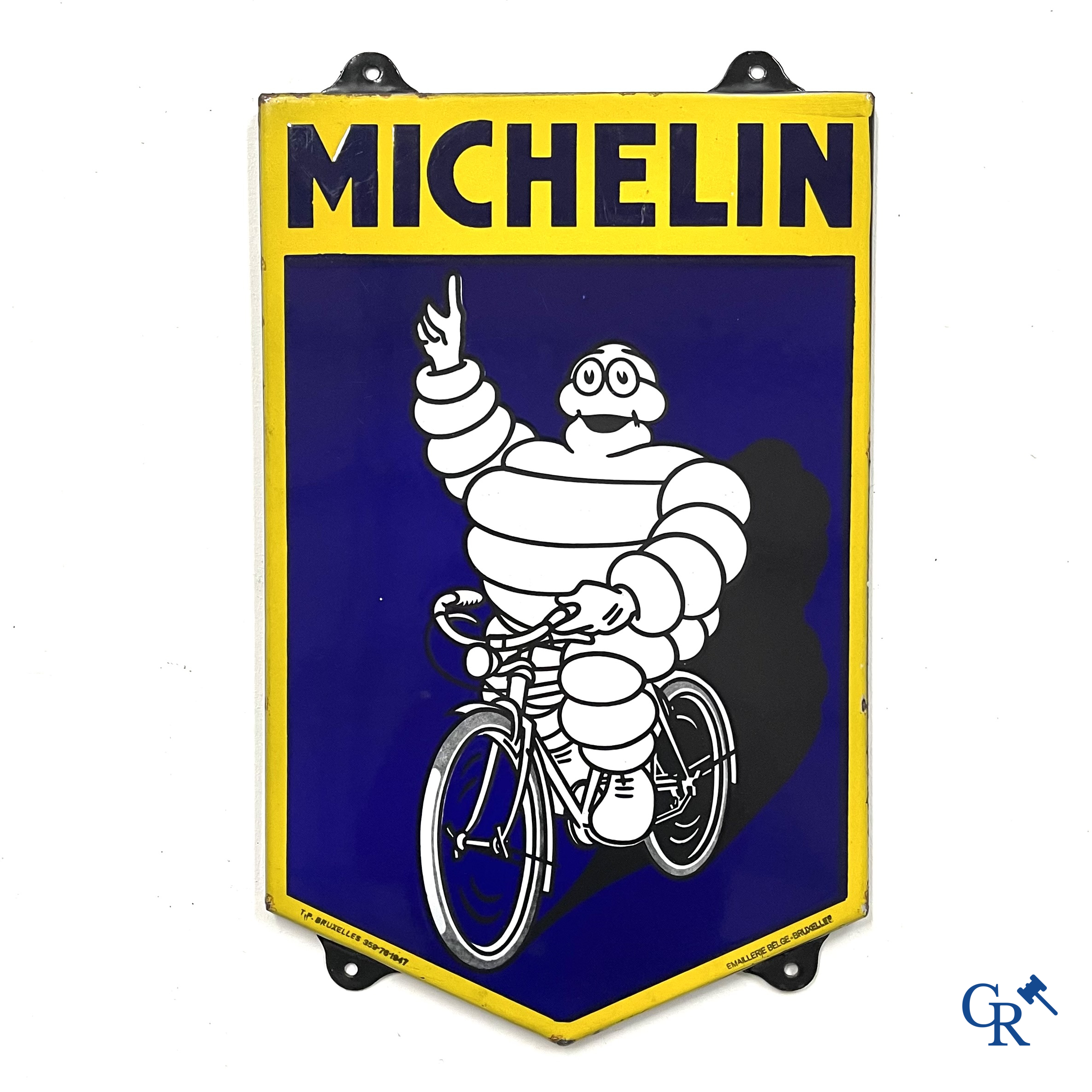 Michelin, emaille reclamebord met Bibendum op fiets. Emaillerie Belge. T.P. Bruxelles 1947.